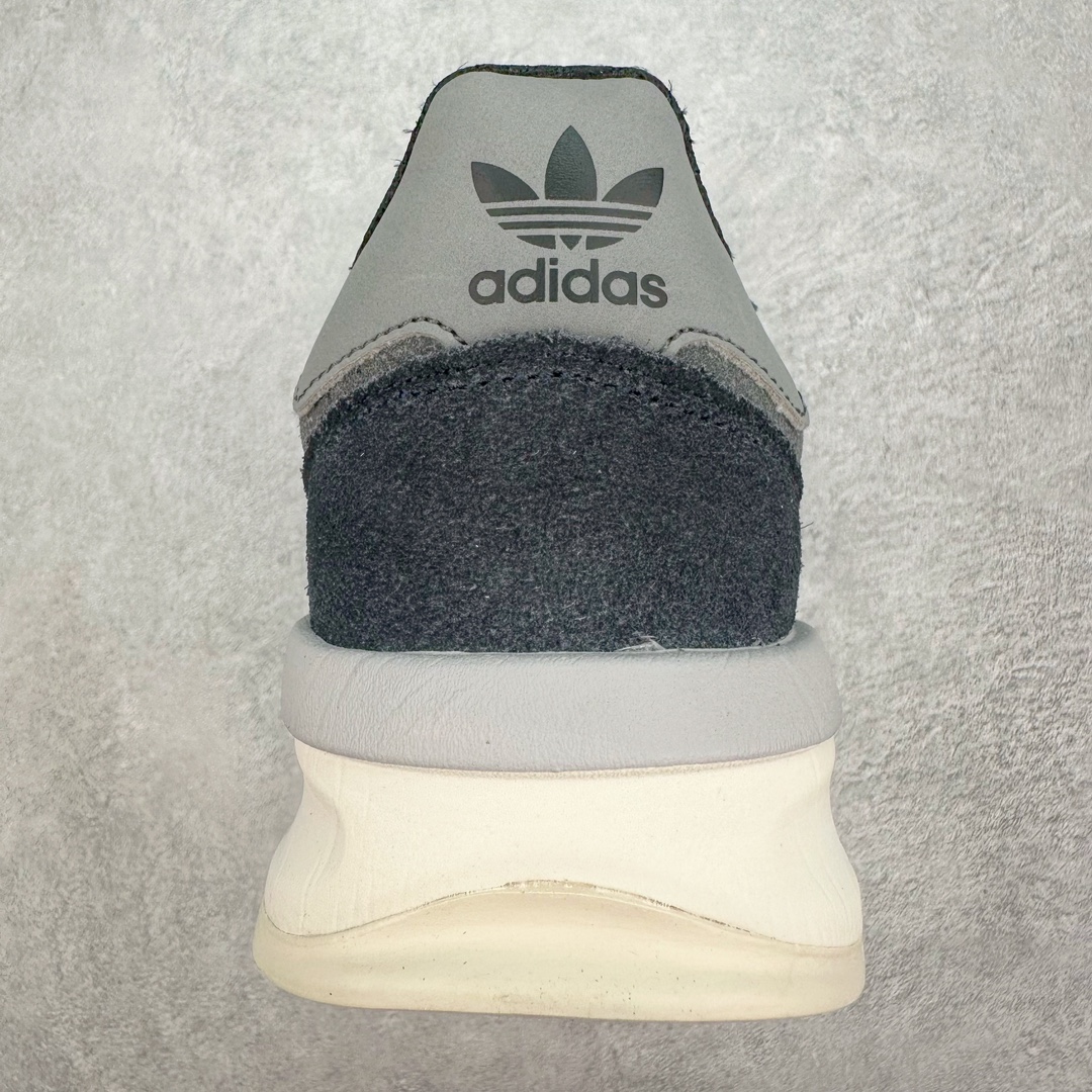 图片[8]-AD SL72 RS系列德训足球风百搭低帮休闲运动板鞋 IH5633 阿迪达斯Originals推出复古「T头鞋」造型的SL72鞋款复刻，有男女两款可选。男生款为SL72RS，鞋型挺立饱满，鞋底增加高度，采用麂皮与布面制作，符合复古氛围；女生款为SL72OGW，致敬经典款式，鞋身纤细，还原70年代设计，以绿色呈现，点缀金色细节。多款配色可选。「T 头鞋」这两年有多火大家见到了吧？明星、穿搭博主几乎人手一双，凭借复古味的外观，以及亲民的价格，同样成为了不少球鞋玩家日常上脚首选。近日 adidas Originals 将有「T 头鞋」造型的诞生于 1972 年的 SL72 鞋款复刻带回，各位买鞋又有新选择了。1972 年 SL72 问世后，引领了后来阿迪达斯的跑鞋发展方向，其中「SL」代表了 Super Light，彰显了产品轻便的特性。1972 年 SL72 问世后，引领了后来阿迪达斯的跑鞋发展方向，其中「SL」代表了 Super Light，彰显了产品轻便的特性。这次 adidas Originals 延续其轻质经典的基因，带来男女两款 SL72。男生款带来 SL72 RS 鞋型，RS 意为 Reshaped（重塑），鞋款在保留了经典的外观基础上，在尼龙材质里增加了填充物，使鞋型更加挺立和饱满，鞋头则更加圆润，鞋底的 EVA 材质则增加了鞋款的高度。女生款则带来 SL72 OG W 鞋型，OG 顾名思义则是致敬经典款式，相较于 RS（Reshaped）鞋款，鞋身更加纤细，其整体鞋身轮廓、线条、细节、材质上尊崇 70 年代 SL72 的设计，还原经典味道。尺码：36 36⅔ 37⅓ 38 38⅔ 39⅓ 40 40⅔ 41⅓ 42 42⅔ 43⅓ 44 44⅔ 45-选品中心