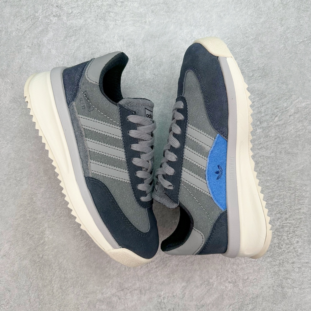 图片[3]-AD SL72 RS系列德训足球风百搭低帮休闲运动板鞋 IH5633 阿迪达斯Originals推出复古「T头鞋」造型的SL72鞋款复刻，有男女两款可选。男生款为SL72RS，鞋型挺立饱满，鞋底增加高度，采用麂皮与布面制作，符合复古氛围；女生款为SL72OGW，致敬经典款式，鞋身纤细，还原70年代设计，以绿色呈现，点缀金色细节。多款配色可选。「T 头鞋」这两年有多火大家见到了吧？明星、穿搭博主几乎人手一双，凭借复古味的外观，以及亲民的价格，同样成为了不少球鞋玩家日常上脚首选。近日 adidas Originals 将有「T 头鞋」造型的诞生于 1972 年的 SL72 鞋款复刻带回，各位买鞋又有新选择了。1972 年 SL72 问世后，引领了后来阿迪达斯的跑鞋发展方向，其中「SL」代表了 Super Light，彰显了产品轻便的特性。1972 年 SL72 问世后，引领了后来阿迪达斯的跑鞋发展方向，其中「SL」代表了 Super Light，彰显了产品轻便的特性。这次 adidas Originals 延续其轻质经典的基因，带来男女两款 SL72。男生款带来 SL72 RS 鞋型，RS 意为 Reshaped（重塑），鞋款在保留了经典的外观基础上，在尼龙材质里增加了填充物，使鞋型更加挺立和饱满，鞋头则更加圆润，鞋底的 EVA 材质则增加了鞋款的高度。女生款则带来 SL72 OG W 鞋型，OG 顾名思义则是致敬经典款式，相较于 RS（Reshaped）鞋款，鞋身更加纤细，其整体鞋身轮廓、线条、细节、材质上尊崇 70 年代 SL72 的设计，还原经典味道。尺码：36 36⅔ 37⅓ 38 38⅔ 39⅓ 40 40⅔ 41⅓ 42 42⅔ 43⅓ 44 44⅔ 45-选品中心