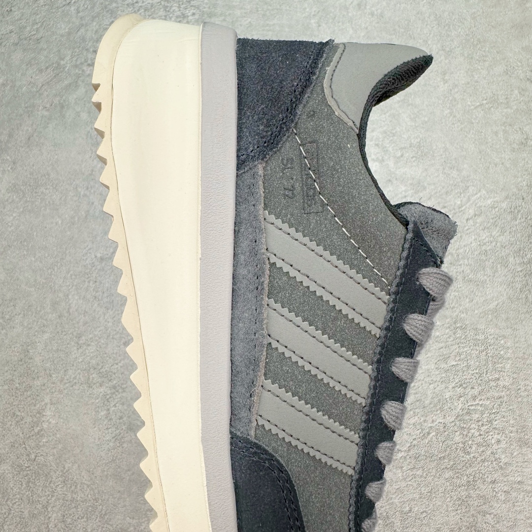 图片[6]-AD SL72 RS系列德训足球风百搭低帮休闲运动板鞋 IH5633 阿迪达斯Originals推出复古「T头鞋」造型的SL72鞋款复刻，有男女两款可选。男生款为SL72RS，鞋型挺立饱满，鞋底增加高度，采用麂皮与布面制作，符合复古氛围；女生款为SL72OGW，致敬经典款式，鞋身纤细，还原70年代设计，以绿色呈现，点缀金色细节。多款配色可选。「T 头鞋」这两年有多火大家见到了吧？明星、穿搭博主几乎人手一双，凭借复古味的外观，以及亲民的价格，同样成为了不少球鞋玩家日常上脚首选。近日 adidas Originals 将有「T 头鞋」造型的诞生于 1972 年的 SL72 鞋款复刻带回，各位买鞋又有新选择了。1972 年 SL72 问世后，引领了后来阿迪达斯的跑鞋发展方向，其中「SL」代表了 Super Light，彰显了产品轻便的特性。1972 年 SL72 问世后，引领了后来阿迪达斯的跑鞋发展方向，其中「SL」代表了 Super Light，彰显了产品轻便的特性。这次 adidas Originals 延续其轻质经典的基因，带来男女两款 SL72。男生款带来 SL72 RS 鞋型，RS 意为 Reshaped（重塑），鞋款在保留了经典的外观基础上，在尼龙材质里增加了填充物，使鞋型更加挺立和饱满，鞋头则更加圆润，鞋底的 EVA 材质则增加了鞋款的高度。女生款则带来 SL72 OG W 鞋型，OG 顾名思义则是致敬经典款式，相较于 RS（Reshaped）鞋款，鞋身更加纤细，其整体鞋身轮廓、线条、细节、材质上尊崇 70 年代 SL72 的设计，还原经典味道。尺码：36 36⅔ 37⅓ 38 38⅔ 39⅓ 40 40⅔ 41⅓ 42 42⅔ 43⅓ 44 44⅔ 45-选品中心