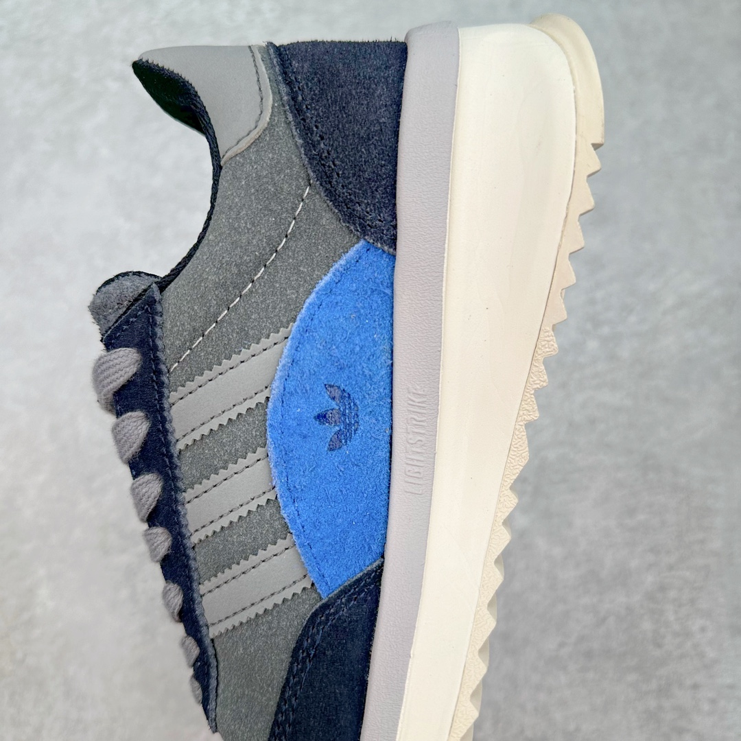 图片[7]-AD SL72 RS系列德训足球风百搭低帮休闲运动板鞋 IH5633 阿迪达斯Originals推出复古「T头鞋」造型的SL72鞋款复刻，有男女两款可选。男生款为SL72RS，鞋型挺立饱满，鞋底增加高度，采用麂皮与布面制作，符合复古氛围；女生款为SL72OGW，致敬经典款式，鞋身纤细，还原70年代设计，以绿色呈现，点缀金色细节。多款配色可选。「T 头鞋」这两年有多火大家见到了吧？明星、穿搭博主几乎人手一双，凭借复古味的外观，以及亲民的价格，同样成为了不少球鞋玩家日常上脚首选。近日 adidas Originals 将有「T 头鞋」造型的诞生于 1972 年的 SL72 鞋款复刻带回，各位买鞋又有新选择了。1972 年 SL72 问世后，引领了后来阿迪达斯的跑鞋发展方向，其中「SL」代表了 Super Light，彰显了产品轻便的特性。1972 年 SL72 问世后，引领了后来阿迪达斯的跑鞋发展方向，其中「SL」代表了 Super Light，彰显了产品轻便的特性。这次 adidas Originals 延续其轻质经典的基因，带来男女两款 SL72。男生款带来 SL72 RS 鞋型，RS 意为 Reshaped（重塑），鞋款在保留了经典的外观基础上，在尼龙材质里增加了填充物，使鞋型更加挺立和饱满，鞋头则更加圆润，鞋底的 EVA 材质则增加了鞋款的高度。女生款则带来 SL72 OG W 鞋型，OG 顾名思义则是致敬经典款式，相较于 RS（Reshaped）鞋款，鞋身更加纤细，其整体鞋身轮廓、线条、细节、材质上尊崇 70 年代 SL72 的设计，还原经典味道。尺码：36 36⅔ 37⅓ 38 38⅔ 39⅓ 40 40⅔ 41⅓ 42 42⅔ 43⅓ 44 44⅔ 45-选品中心