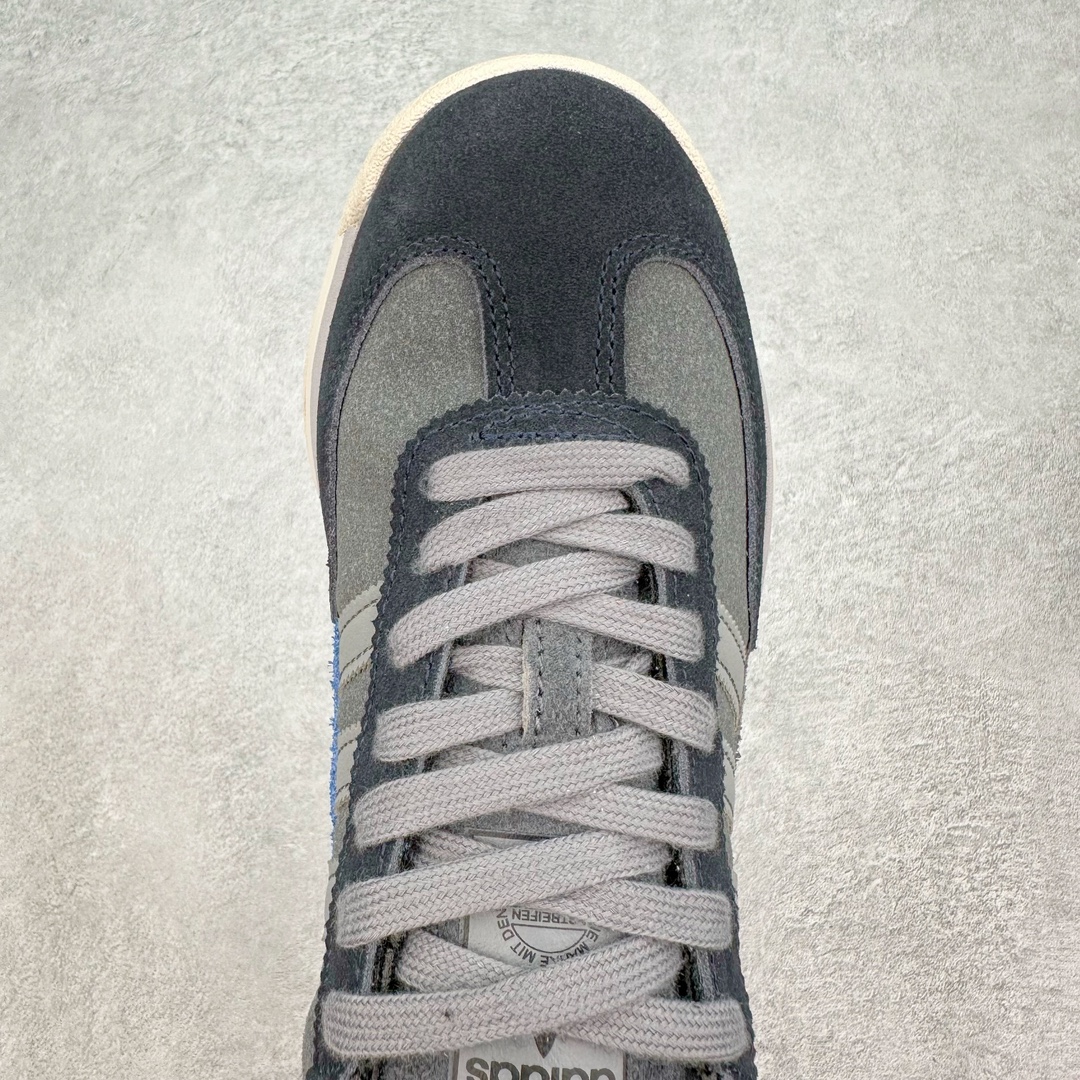 图片[4]-AD SL72 RS系列德训足球风百搭低帮休闲运动板鞋 IH5633 阿迪达斯Originals推出复古「T头鞋」造型的SL72鞋款复刻，有男女两款可选。男生款为SL72RS，鞋型挺立饱满，鞋底增加高度，采用麂皮与布面制作，符合复古氛围；女生款为SL72OGW，致敬经典款式，鞋身纤细，还原70年代设计，以绿色呈现，点缀金色细节。多款配色可选。「T 头鞋」这两年有多火大家见到了吧？明星、穿搭博主几乎人手一双，凭借复古味的外观，以及亲民的价格，同样成为了不少球鞋玩家日常上脚首选。近日 adidas Originals 将有「T 头鞋」造型的诞生于 1972 年的 SL72 鞋款复刻带回，各位买鞋又有新选择了。1972 年 SL72 问世后，引领了后来阿迪达斯的跑鞋发展方向，其中「SL」代表了 Super Light，彰显了产品轻便的特性。1972 年 SL72 问世后，引领了后来阿迪达斯的跑鞋发展方向，其中「SL」代表了 Super Light，彰显了产品轻便的特性。这次 adidas Originals 延续其轻质经典的基因，带来男女两款 SL72。男生款带来 SL72 RS 鞋型，RS 意为 Reshaped（重塑），鞋款在保留了经典的外观基础上，在尼龙材质里增加了填充物，使鞋型更加挺立和饱满，鞋头则更加圆润，鞋底的 EVA 材质则增加了鞋款的高度。女生款则带来 SL72 OG W 鞋型，OG 顾名思义则是致敬经典款式，相较于 RS（Reshaped）鞋款，鞋身更加纤细，其整体鞋身轮廓、线条、细节、材质上尊崇 70 年代 SL72 的设计，还原经典味道。尺码：36 36⅔ 37⅓ 38 38⅔ 39⅓ 40 40⅔ 41⅓ 42 42⅔ 43⅓ 44 44⅔ 45-选品中心