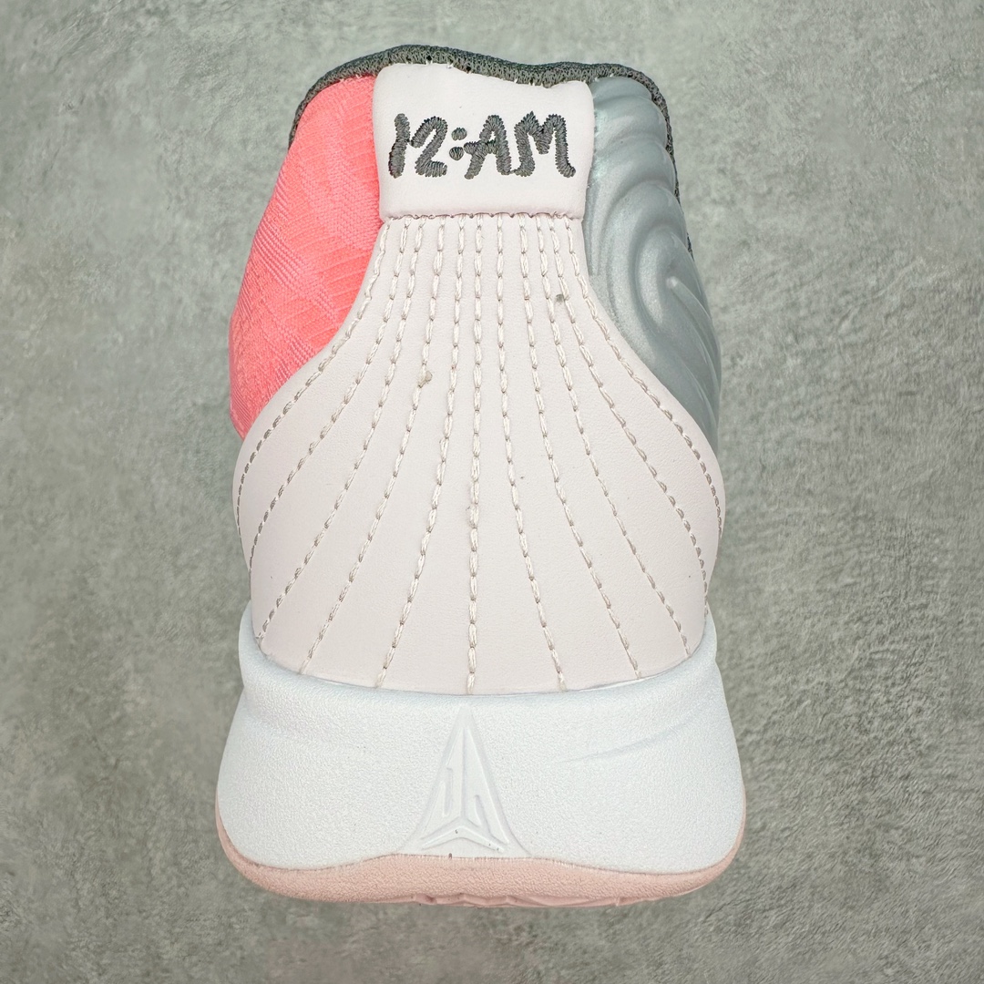 图片[8]-NK JA 1 莫兰特二代实战篮球鞋 JA2的设计语言并未发生翻天覆地的变化，但却在细节上做足了功夫。鞋面采用的大面积皮质材料，不仅提升了整体的质感，还为这双2代注入了浓郁的复古气息。环绕Swoosh标志的涟漪纹理，成为了JA2最吸引眼球的特征之一，犹如水面上轻轻荡漾的波纹，寓意着莫兰特在篮球场上的灵动与变幻。而后跟处保留的经典12：AM字样，搭配下方如贝壳般的线条设计，既是对一代的致敬，也是对未来的展望。这些细节无一不在诉说着，这不仅仅是一双篮球鞋，它是莫兰特篮球哲学的体现，是他在篮球之路上每一步的见证。尺码：40 40.5 41 42 42.5 43 44 44.5 45 46-选品中心