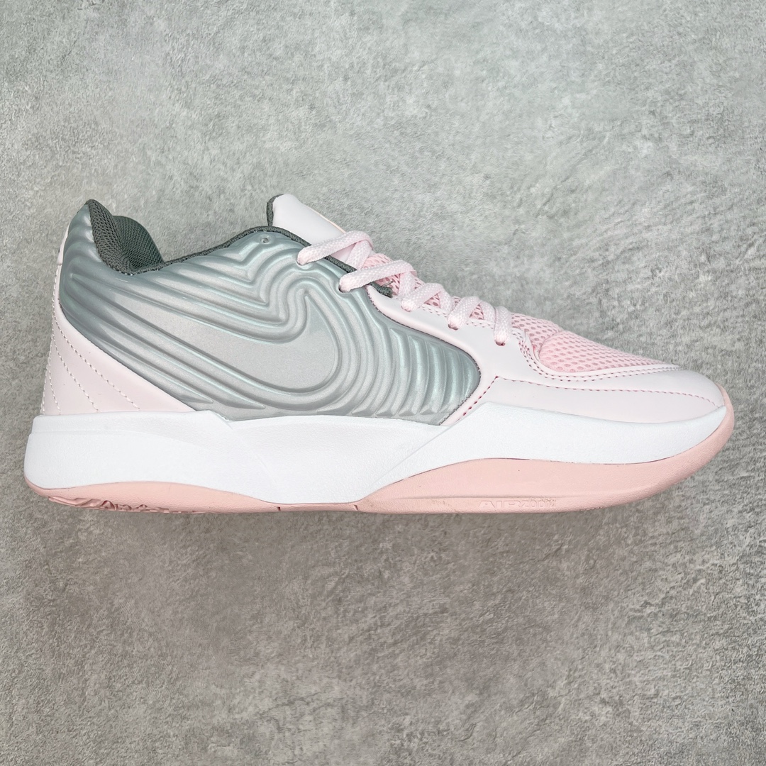 NK JA 1 莫兰特二代实战篮球鞋 JA2的设计语言并未发生翻天覆地的变化，但却在细节上做足了功夫。鞋面采用的大面积皮质材料，不仅提升了整体的质感，还为这双2代注入了浓郁的复古气息。环绕Swoosh标志的涟漪纹理，成为了JA2最吸引眼球的特征之一，犹如水面上轻轻荡漾的波纹，寓意着莫兰特在篮球场上的灵动与变幻。而后跟处保留的经典12：AM字样，搭配下方如贝壳般的线条设计，既是对一代的致敬，也是对未来的展望。这些细节无一不在诉说着，这不仅仅是一双篮球鞋，它是莫兰特篮球哲学的体现，是他在篮球之路上每一步的见证。尺码：40 40.5 41 42 42.5 43 44 44.5 45 46-选品中心