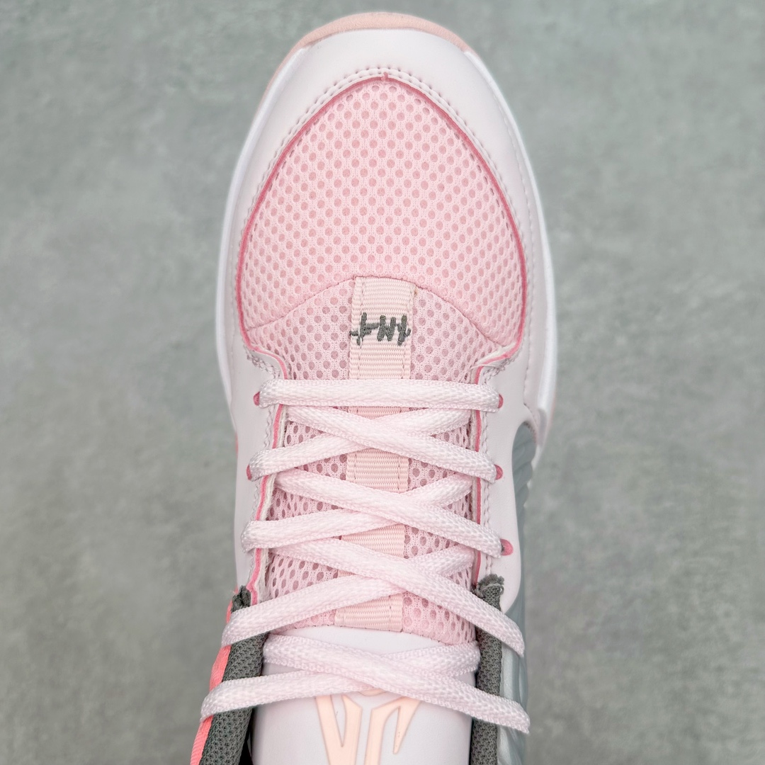 图片[4]-NK JA 1 莫兰特二代实战篮球鞋 JA2的设计语言并未发生翻天覆地的变化，但却在细节上做足了功夫。鞋面采用的大面积皮质材料，不仅提升了整体的质感，还为这双2代注入了浓郁的复古气息。环绕Swoosh标志的涟漪纹理，成为了JA2最吸引眼球的特征之一，犹如水面上轻轻荡漾的波纹，寓意着莫兰特在篮球场上的灵动与变幻。而后跟处保留的经典12：AM字样，搭配下方如贝壳般的线条设计，既是对一代的致敬，也是对未来的展望。这些细节无一不在诉说着，这不仅仅是一双篮球鞋，它是莫兰特篮球哲学的体现，是他在篮球之路上每一步的见证。尺码：40 40.5 41 42 42.5 43 44 44.5 45 46-选品中心