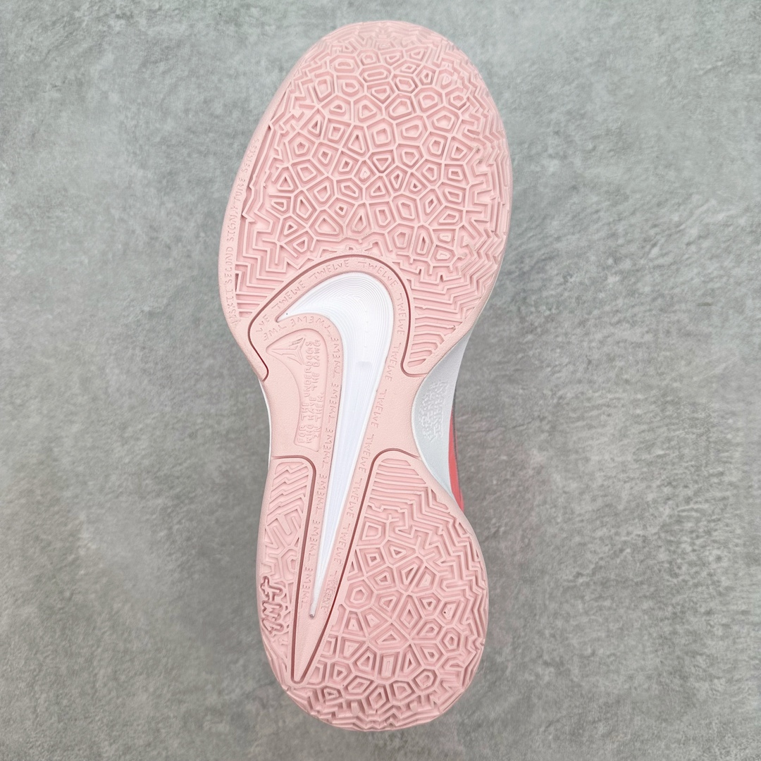 图片[9]-NK JA 1 莫兰特二代实战篮球鞋 JA2的设计语言并未发生翻天覆地的变化，但却在细节上做足了功夫。鞋面采用的大面积皮质材料，不仅提升了整体的质感，还为这双2代注入了浓郁的复古气息。环绕Swoosh标志的涟漪纹理，成为了JA2最吸引眼球的特征之一，犹如水面上轻轻荡漾的波纹，寓意着莫兰特在篮球场上的灵动与变幻。而后跟处保留的经典12：AM字样，搭配下方如贝壳般的线条设计，既是对一代的致敬，也是对未来的展望。这些细节无一不在诉说着，这不仅仅是一双篮球鞋，它是莫兰特篮球哲学的体现，是他在篮球之路上每一步的见证。尺码：40 40.5 41 42 42.5 43 44 44.5 45 46-选品中心