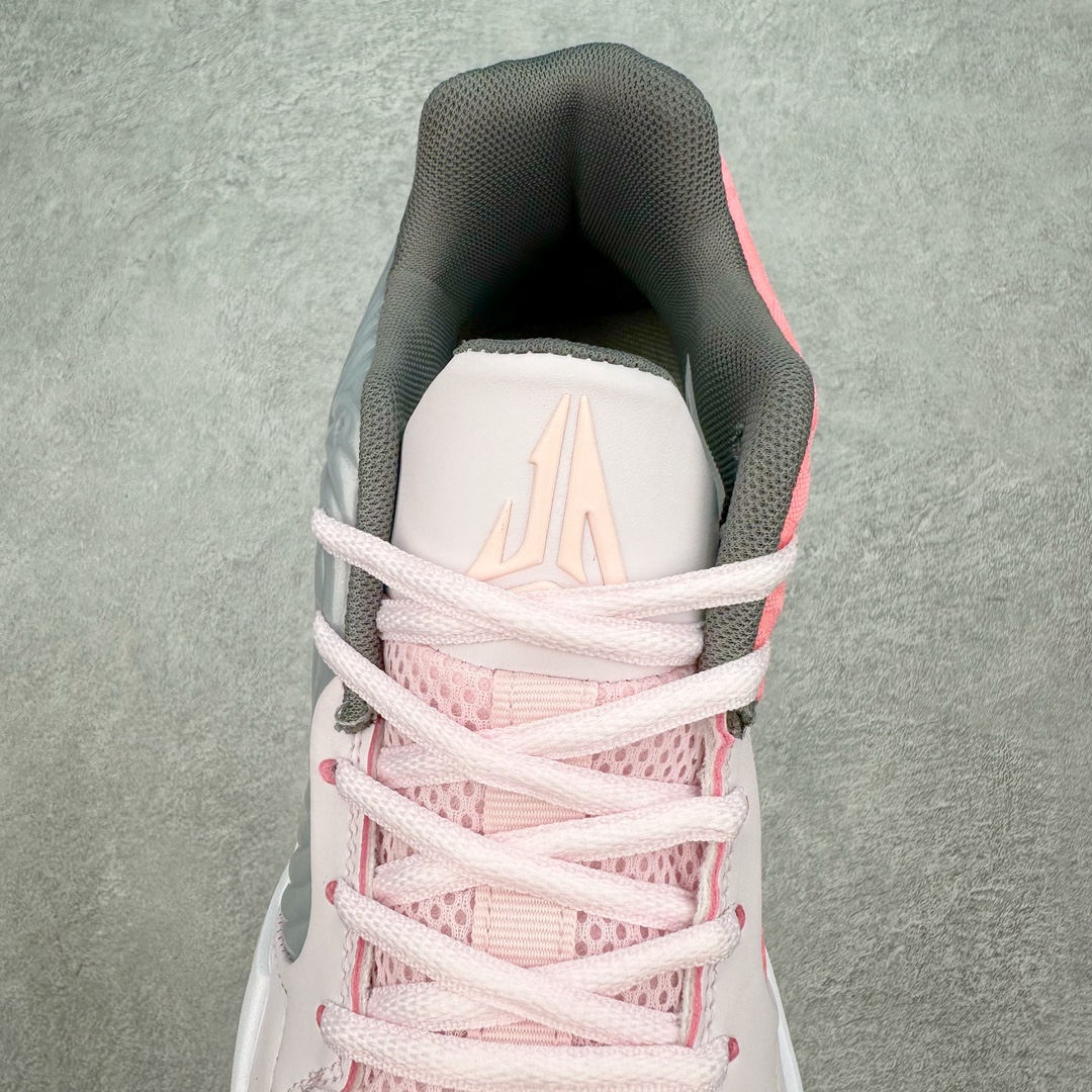 图片[5]-NK JA 1 莫兰特二代实战篮球鞋 JA2的设计语言并未发生翻天覆地的变化，但却在细节上做足了功夫。鞋面采用的大面积皮质材料，不仅提升了整体的质感，还为这双2代注入了浓郁的复古气息。环绕Swoosh标志的涟漪纹理，成为了JA2最吸引眼球的特征之一，犹如水面上轻轻荡漾的波纹，寓意着莫兰特在篮球场上的灵动与变幻。而后跟处保留的经典12：AM字样，搭配下方如贝壳般的线条设计，既是对一代的致敬，也是对未来的展望。这些细节无一不在诉说着，这不仅仅是一双篮球鞋，它是莫兰特篮球哲学的体现，是他在篮球之路上每一步的见证。尺码：40 40.5 41 42 42.5 43 44 44.5 45 46-选品中心