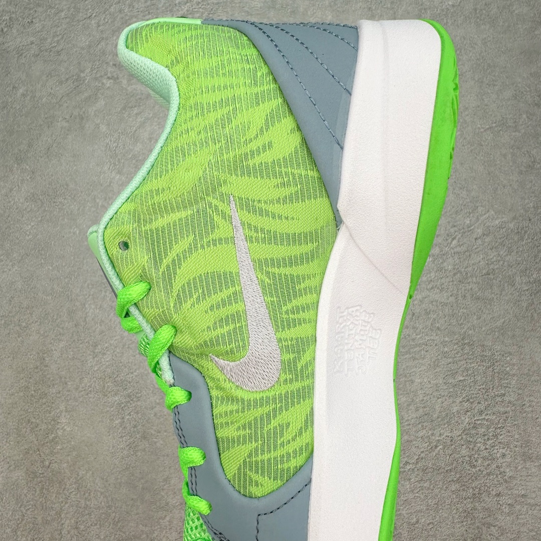 图片[7]-NK JA 1 莫兰特二代实战篮球鞋 JA2的设计语言并未发生翻天覆地的变化，但却在细节上做足了功夫。鞋面采用的大面积皮质材料，不仅提升了整体的质感，还为这双2代注入了浓郁的复古气息。环绕Swoosh标志的涟漪纹理，成为了JA2最吸引眼球的特征之一，犹如水面上轻轻荡漾的波纹，寓意着莫兰特在篮球场上的灵动与变幻。而后跟处保留的经典12：AM字样，搭配下方如贝壳般的线条设计，既是对一代的致敬，也是对未来的展望。这些细节无一不在诉说着，这不仅仅是一双篮球鞋，它是莫兰特篮球哲学的体现，是他在篮球之路上每一步的见证。尺码：40 40.5 41 42 42.5 43 44 44.5 45 46-选品中心