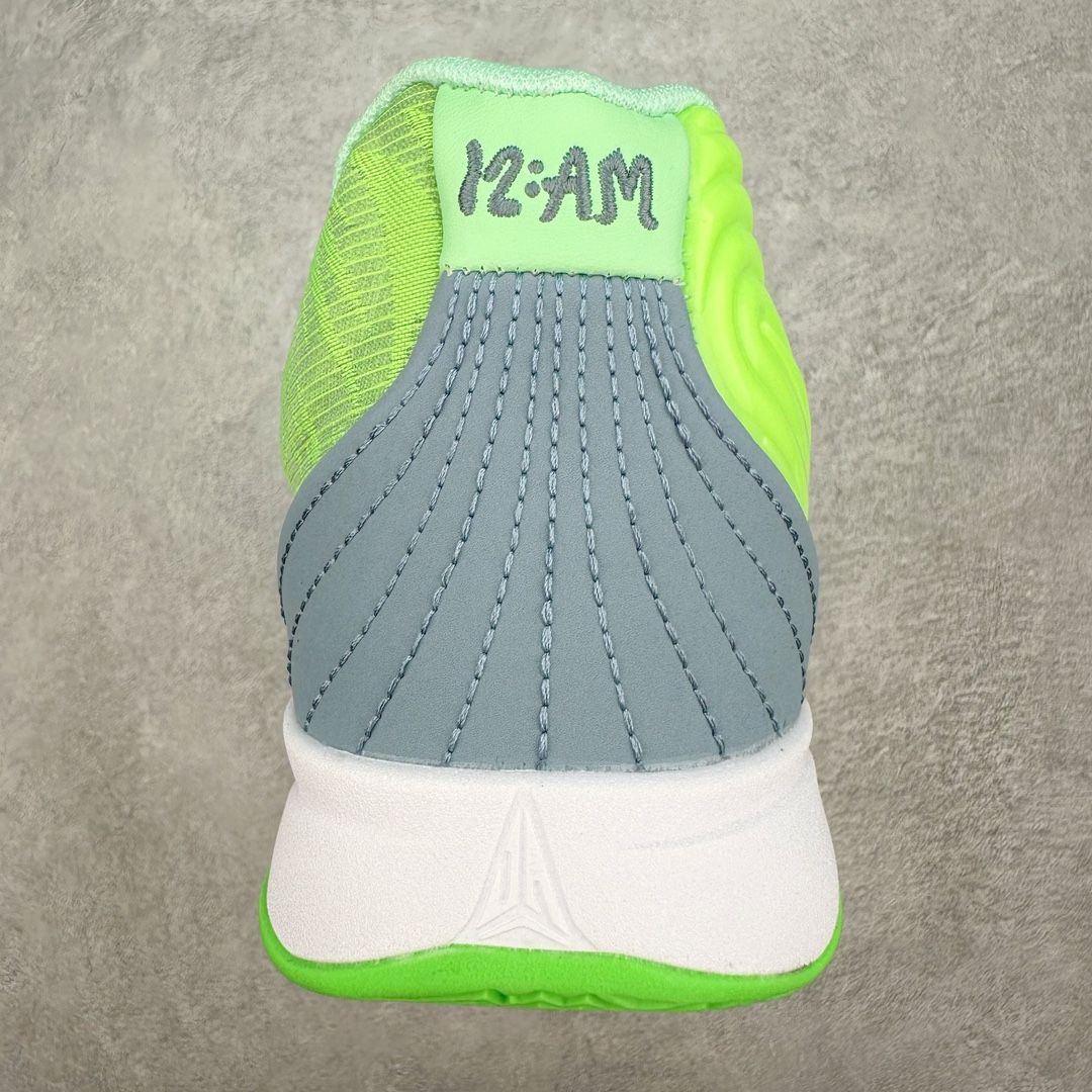 图片[8]-NK JA 1 莫兰特二代实战篮球鞋 JA2的设计语言并未发生翻天覆地的变化，但却在细节上做足了功夫。鞋面采用的大面积皮质材料，不仅提升了整体的质感，还为这双2代注入了浓郁的复古气息。环绕Swoosh标志的涟漪纹理，成为了JA2最吸引眼球的特征之一，犹如水面上轻轻荡漾的波纹，寓意着莫兰特在篮球场上的灵动与变幻。而后跟处保留的经典12：AM字样，搭配下方如贝壳般的线条设计，既是对一代的致敬，也是对未来的展望。这些细节无一不在诉说着，这不仅仅是一双篮球鞋，它是莫兰特篮球哲学的体现，是他在篮球之路上每一步的见证。尺码：40 40.5 41 42 42.5 43 44 44.5 45 46-选品中心