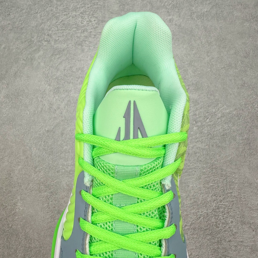 图片[5]-NK JA 1 莫兰特二代实战篮球鞋 JA2的设计语言并未发生翻天覆地的变化，但却在细节上做足了功夫。鞋面采用的大面积皮质材料，不仅提升了整体的质感，还为这双2代注入了浓郁的复古气息。环绕Swoosh标志的涟漪纹理，成为了JA2最吸引眼球的特征之一，犹如水面上轻轻荡漾的波纹，寓意着莫兰特在篮球场上的灵动与变幻。而后跟处保留的经典12：AM字样，搭配下方如贝壳般的线条设计，既是对一代的致敬，也是对未来的展望。这些细节无一不在诉说着，这不仅仅是一双篮球鞋，它是莫兰特篮球哲学的体现，是他在篮球之路上每一步的见证。尺码：40 40.5 41 42 42.5 43 44 44.5 45 46-选品中心