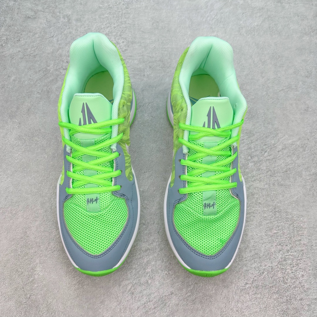 图片[2]-NK JA 1 莫兰特二代实战篮球鞋 JA2的设计语言并未发生翻天覆地的变化，但却在细节上做足了功夫。鞋面采用的大面积皮质材料，不仅提升了整体的质感，还为这双2代注入了浓郁的复古气息。环绕Swoosh标志的涟漪纹理，成为了JA2最吸引眼球的特征之一，犹如水面上轻轻荡漾的波纹，寓意着莫兰特在篮球场上的灵动与变幻。而后跟处保留的经典12：AM字样，搭配下方如贝壳般的线条设计，既是对一代的致敬，也是对未来的展望。这些细节无一不在诉说着，这不仅仅是一双篮球鞋，它是莫兰特篮球哲学的体现，是他在篮球之路上每一步的见证。尺码：40 40.5 41 42 42.5 43 44 44.5 45 46-选品中心