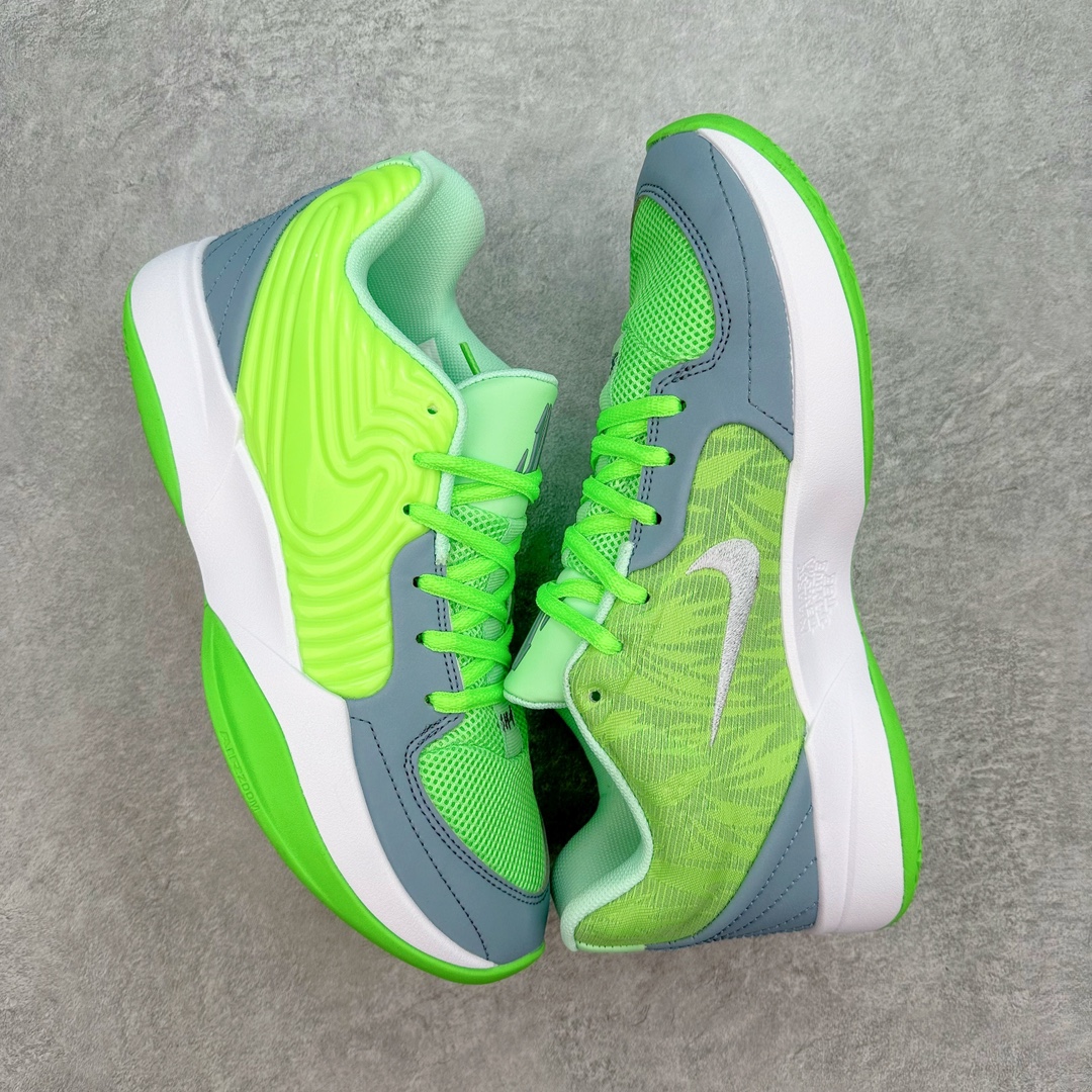 图片[3]-NK JA 1 莫兰特二代实战篮球鞋 JA2的设计语言并未发生翻天覆地的变化，但却在细节上做足了功夫。鞋面采用的大面积皮质材料，不仅提升了整体的质感，还为这双2代注入了浓郁的复古气息。环绕Swoosh标志的涟漪纹理，成为了JA2最吸引眼球的特征之一，犹如水面上轻轻荡漾的波纹，寓意着莫兰特在篮球场上的灵动与变幻。而后跟处保留的经典12：AM字样，搭配下方如贝壳般的线条设计，既是对一代的致敬，也是对未来的展望。这些细节无一不在诉说着，这不仅仅是一双篮球鞋，它是莫兰特篮球哲学的体现，是他在篮球之路上每一步的见证。尺码：40 40.5 41 42 42.5 43 44 44.5 45 46-选品中心