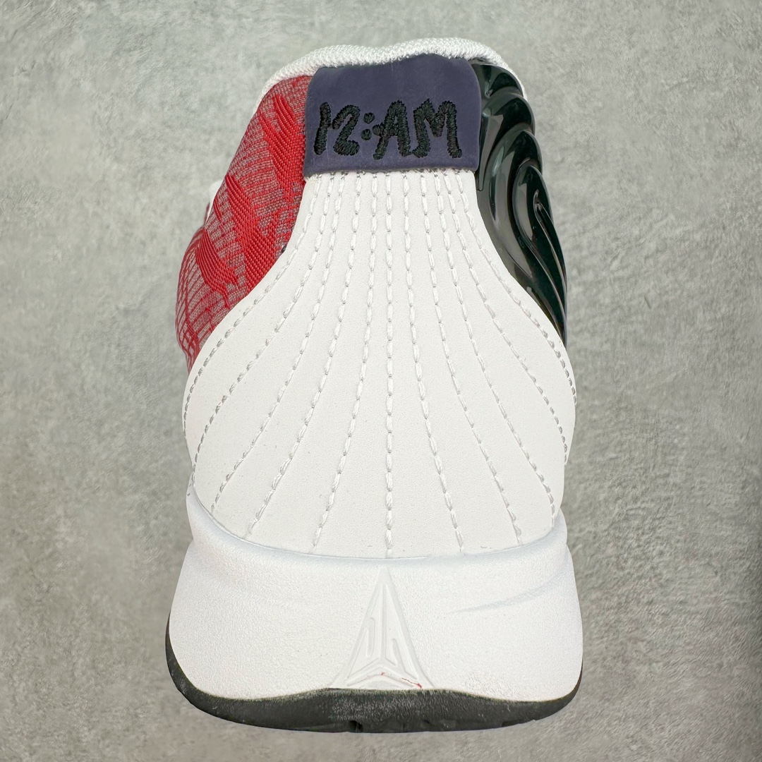 图片[8]-NK JA 1 莫兰特二代实战篮球鞋 JA2的设计语言并未发生翻天覆地的变化，但却在细节上做足了功夫。鞋面采用的大面积皮质材料，不仅提升了整体的质感，还为这双2代注入了浓郁的复古气息。环绕Swoosh标志的涟漪纹理，成为了JA2最吸引眼球的特征之一，犹如水面上轻轻荡漾的波纹，寓意着莫兰特在篮球场上的灵动与变幻。而后跟处保留的经典12：AM字样，搭配下方如贝壳般的线条设计，既是对一代的致敬，也是对未来的展望。这些细节无一不在诉说着，这不仅仅是一双篮球鞋，它是莫兰特篮球哲学的体现，是他在篮球之路上每一步的见证。尺码：40 40.5 41 42 42.5 43 44 44.5 45 46-选品中心