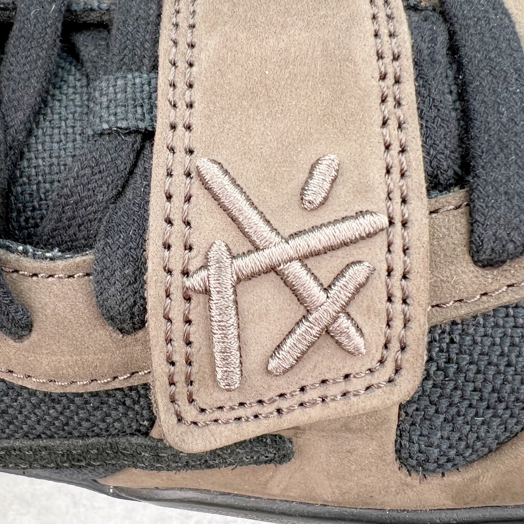 图片[14]-＃Y3纯原 Travis Scott x Jordan AJ Cut The Check TS倒钩联名魔术贴篮球鞋 黑棕 FZ8117-204 注意默认配原盒盒子配套布袋不用加钱 退货丢失扣30元 原厂全套原楦原纸板冲刀磨具开发 原厂皮料加持 原厂港宝加持定型后跟R度完美 同源原厂电绣 鬼脸飞翼针数密度立体效果一致 百分百一致原鞋 原厂拉帮工艺 针距密度一致 后跟弧度收口自然不对折 极致一眼正品既视感 进口玻璃冲刀皮料裁剪零毛边 全鞋电脑针车工艺 品控清洁度最高QC检验标准 免检产品 原厂订购鞋盒、布袋、鞋标、防尘纸、鞋撑、鞋带 追求极致的原厂味道 配色方面采用白色为基础 搭配棕色框架呈现 完美还原了初代倒钩的配色设计 细节方面 标志性的反钩Swoosh采用米色点缀 鞋面还带有特殊的魔术贴细节 此外在鞋舌、后跟部分均带有Cactus Jack厂牌Logo 彰显鞋款特殊身份 尺码：36 36.5 37.5 38 38.5 39 40 40.5 41 42 42.5 43 44 44.5 45 46 47.5 48.5-选品中心