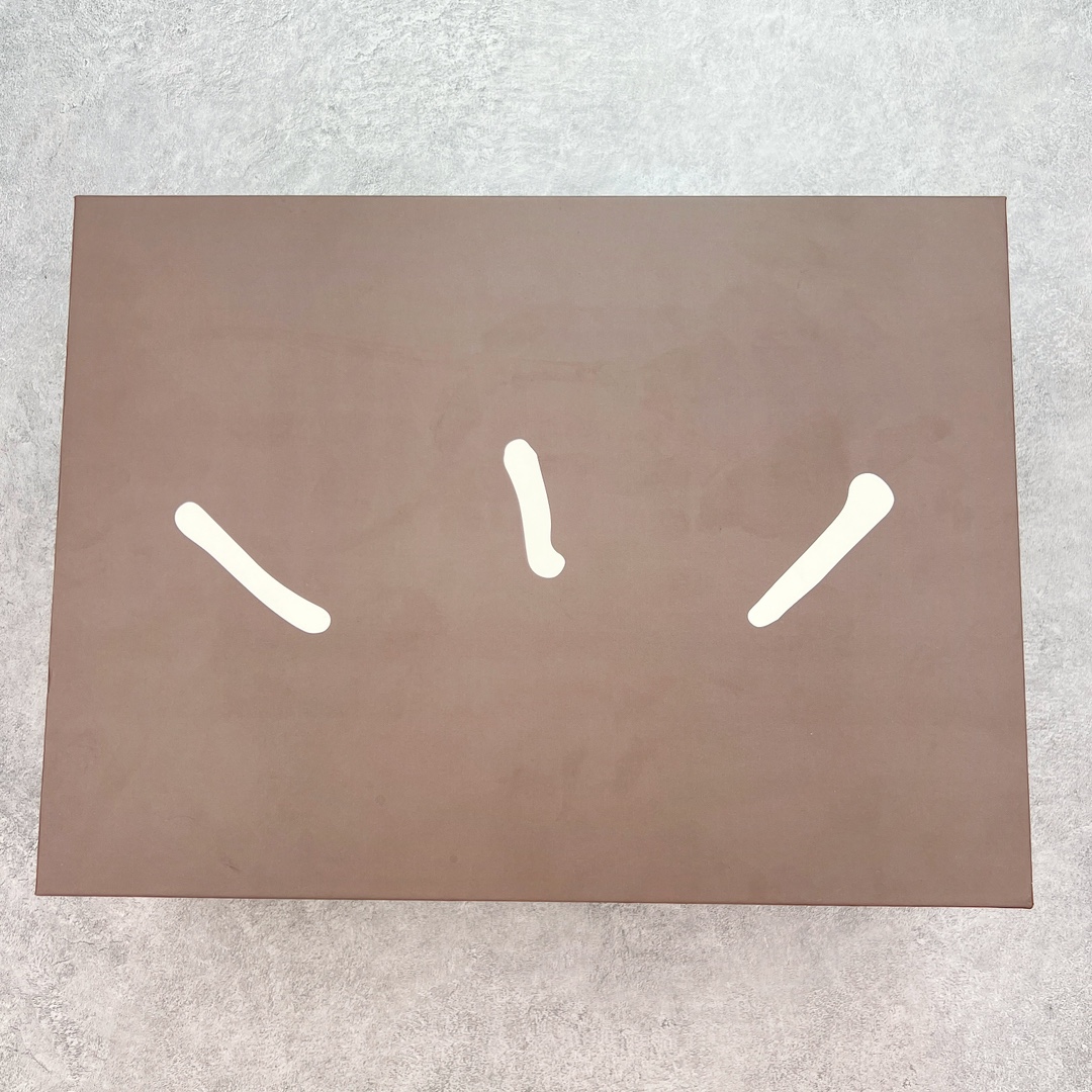 图片[18]-＃Y3纯原 Travis Scott x Jordan AJ Cut The Check TS倒钩联名魔术贴篮球鞋 黑棕 FZ8117-204 注意默认配原盒盒子配套布袋不用加钱 退货丢失扣30元 原厂全套原楦原纸板冲刀磨具开发 原厂皮料加持 原厂港宝加持定型后跟R度完美 同源原厂电绣 鬼脸飞翼针数密度立体效果一致 百分百一致原鞋 原厂拉帮工艺 针距密度一致 后跟弧度收口自然不对折 极致一眼正品既视感 进口玻璃冲刀皮料裁剪零毛边 全鞋电脑针车工艺 品控清洁度最高QC检验标准 免检产品 原厂订购鞋盒、布袋、鞋标、防尘纸、鞋撑、鞋带 追求极致的原厂味道 配色方面采用白色为基础 搭配棕色框架呈现 完美还原了初代倒钩的配色设计 细节方面 标志性的反钩Swoosh采用米色点缀 鞋面还带有特殊的魔术贴细节 此外在鞋舌、后跟部分均带有Cactus Jack厂牌Logo 彰显鞋款特殊身份 尺码：36 36.5 37.5 38 38.5 39 40 40.5 41 42 42.5 43 44 44.5 45 46 47.5 48.5-选品中心