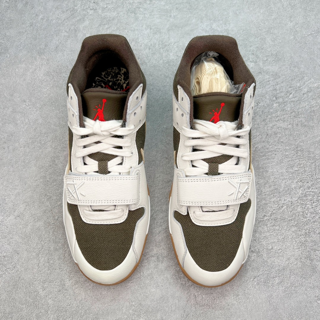 图片[2]-＃Y3纯原 Travis Scott x Jordan AJ Cut The Check TS倒钩联名魔术贴篮球鞋 军绿白 FZ8117-100 注意默认配原盒盒子配套布袋不用加钱 退货丢失扣30元 原厂全套原楦原纸板冲刀磨具开发 原厂皮料加持 原厂港宝加持定型后跟R度完美 同源原厂电绣 鬼脸飞翼针数密度立体效果一致 百分百一致原鞋 原厂拉帮工艺 针距密度一致 后跟弧度收口自然不对折 极致一眼正品既视感 进口玻璃冲刀皮料裁剪零毛边 全鞋电脑针车工艺 品控清洁度最高QC检验标准 免检产品 原厂订购鞋盒、布袋、鞋标、防尘纸、鞋撑、鞋带 追求极致的原厂味道 配色方面采用白色为基础 搭配棕色框架呈现 完美还原了初代倒钩的配色设计 细节方面 标志性的反钩Swoosh采用米色点缀 鞋面还带有特殊的魔术贴细节 此外在鞋舌、后跟部分均带有Cactus Jack厂牌Logo 彰显鞋款特殊身份 尺码：36 36.5 37.5 38 38.5 39 40 40.5 41 42 42.5 43 44 44.5 45 46 47.5 48.5-选品中心