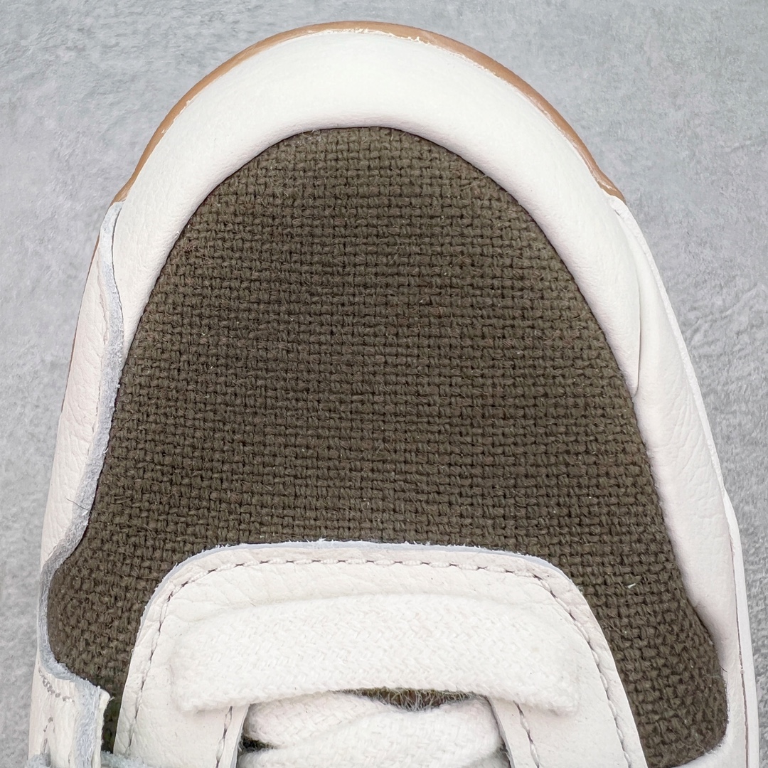 图片[13]-＃Y3纯原 Travis Scott x Jordan AJ Cut The Check TS倒钩联名魔术贴篮球鞋 军绿白 FZ8117-100 注意默认配原盒盒子配套布袋不用加钱 退货丢失扣30元 原厂全套原楦原纸板冲刀磨具开发 原厂皮料加持 原厂港宝加持定型后跟R度完美 同源原厂电绣 鬼脸飞翼针数密度立体效果一致 百分百一致原鞋 原厂拉帮工艺 针距密度一致 后跟弧度收口自然不对折 极致一眼正品既视感 进口玻璃冲刀皮料裁剪零毛边 全鞋电脑针车工艺 品控清洁度最高QC检验标准 免检产品 原厂订购鞋盒、布袋、鞋标、防尘纸、鞋撑、鞋带 追求极致的原厂味道 配色方面采用白色为基础 搭配棕色框架呈现 完美还原了初代倒钩的配色设计 细节方面 标志性的反钩Swoosh采用米色点缀 鞋面还带有特殊的魔术贴细节 此外在鞋舌、后跟部分均带有Cactus Jack厂牌Logo 彰显鞋款特殊身份 尺码：36 36.5 37.5 38 38.5 39 40 40.5 41 42 42.5 43 44 44.5 45 46 47.5 48.5-选品中心