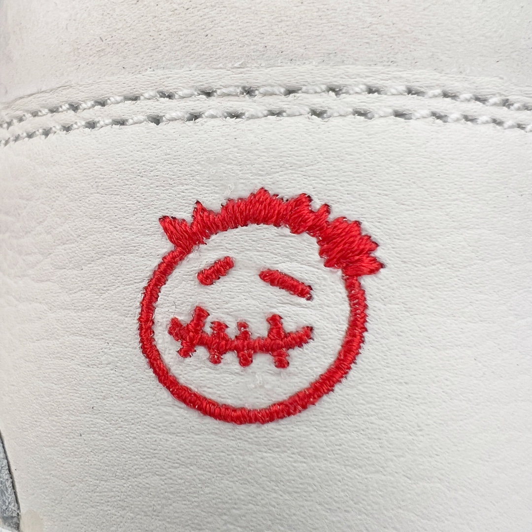 图片[10]-＃Y3纯原 Travis Scott x Jordan AJ Cut The Check TS倒钩联名魔术贴篮球鞋 军绿白 FZ8117-100 注意默认配原盒盒子配套布袋不用加钱 退货丢失扣30元 原厂全套原楦原纸板冲刀磨具开发 原厂皮料加持 原厂港宝加持定型后跟R度完美 同源原厂电绣 鬼脸飞翼针数密度立体效果一致 百分百一致原鞋 原厂拉帮工艺 针距密度一致 后跟弧度收口自然不对折 极致一眼正品既视感 进口玻璃冲刀皮料裁剪零毛边 全鞋电脑针车工艺 品控清洁度最高QC检验标准 免检产品 原厂订购鞋盒、布袋、鞋标、防尘纸、鞋撑、鞋带 追求极致的原厂味道 配色方面采用白色为基础 搭配棕色框架呈现 完美还原了初代倒钩的配色设计 细节方面 标志性的反钩Swoosh采用米色点缀 鞋面还带有特殊的魔术贴细节 此外在鞋舌、后跟部分均带有Cactus Jack厂牌Logo 彰显鞋款特殊身份 尺码：36 36.5 37.5 38 38.5 39 40 40.5 41 42 42.5 43 44 44.5 45 46 47.5 48.5-选品中心