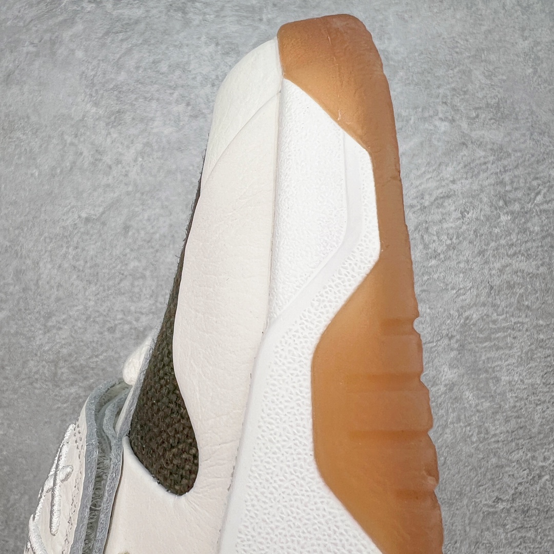 图片[14]-＃Y3纯原 Travis Scott x Jordan AJ Cut The Check TS倒钩联名魔术贴篮球鞋 军绿白 FZ8117-100 注意默认配原盒盒子配套布袋不用加钱 退货丢失扣30元 原厂全套原楦原纸板冲刀磨具开发 原厂皮料加持 原厂港宝加持定型后跟R度完美 同源原厂电绣 鬼脸飞翼针数密度立体效果一致 百分百一致原鞋 原厂拉帮工艺 针距密度一致 后跟弧度收口自然不对折 极致一眼正品既视感 进口玻璃冲刀皮料裁剪零毛边 全鞋电脑针车工艺 品控清洁度最高QC检验标准 免检产品 原厂订购鞋盒、布袋、鞋标、防尘纸、鞋撑、鞋带 追求极致的原厂味道 配色方面采用白色为基础 搭配棕色框架呈现 完美还原了初代倒钩的配色设计 细节方面 标志性的反钩Swoosh采用米色点缀 鞋面还带有特殊的魔术贴细节 此外在鞋舌、后跟部分均带有Cactus Jack厂牌Logo 彰显鞋款特殊身份 尺码：36 36.5 37.5 38 38.5 39 40 40.5 41 42 42.5 43 44 44.5 45 46 47.5 48.5-选品中心