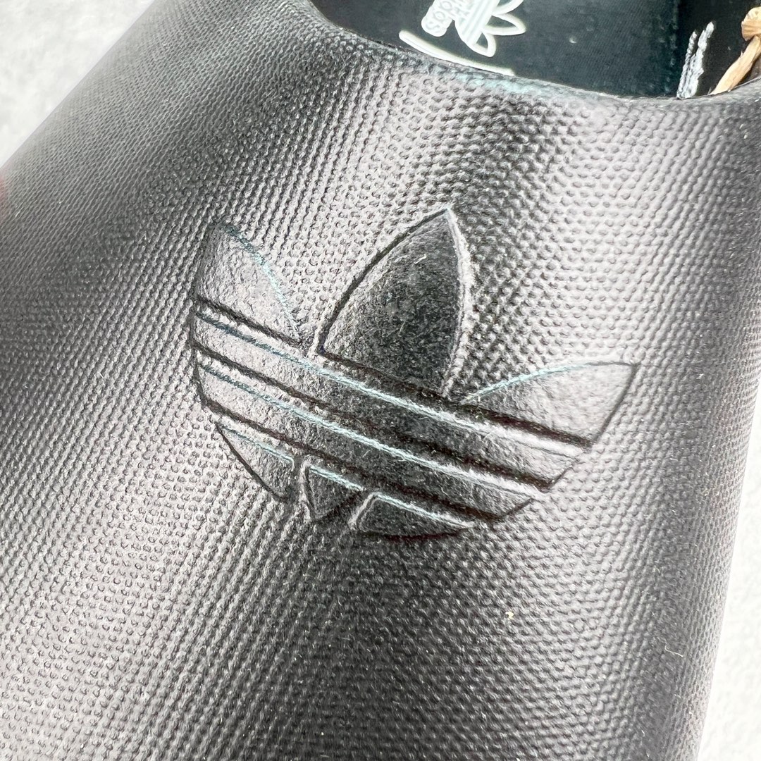 图片[13]-＃H11 AD Originals AdiFOM Stan Smith Mule 防滑耐磨轻便运动凉鞋穆勒厨师鞋 Hallo kitty 黑色 IH0280 重金购入原鞋及原档案磨具生产指令开发 鞋头部位凹凸有致 横向大面积波浪纹理 后跟Logo 凹凸明显 轮廓分明 描漆定位精准 公整无偏差不溢出 LOGO内侧钢印清晰工整 原厂磨具全鞋无多余毛边 同源公司EVA粒子环保塑料 原厂指令配方 无任何异味 弹性卡色均保持原鞋一致 匠心打造 鞋口弧度大小 鞋面色泽质感同步原鞋 LOGO内侧钢印清晰工整 中底部分带原厂钢印编号 原厂Ortholite欧斯莱鞋垫 区别掉渣海玻璃鞋垫 吸汗防臭的效果无法相提并论 原厂定制原标 同比ZP 符合人体设计 轻松脚感 一穿即走 这款拖鞋旨在致敬经典的Stan Smith 简约鞋面和后跟细节灵感源于原版 并通过厚实的比例和超光滑的触感 带来现代风格的革新 采用含有甘蔗制成的泡沫材料 心系环保 摆脱绑带或鞋带束缚 易于穿脱 保持舒适 采用天然可再生材料 旨在帮助减少塑料污染 偏小一码 尺码：36 37 38 39 40 41 42 43 44-选品中心