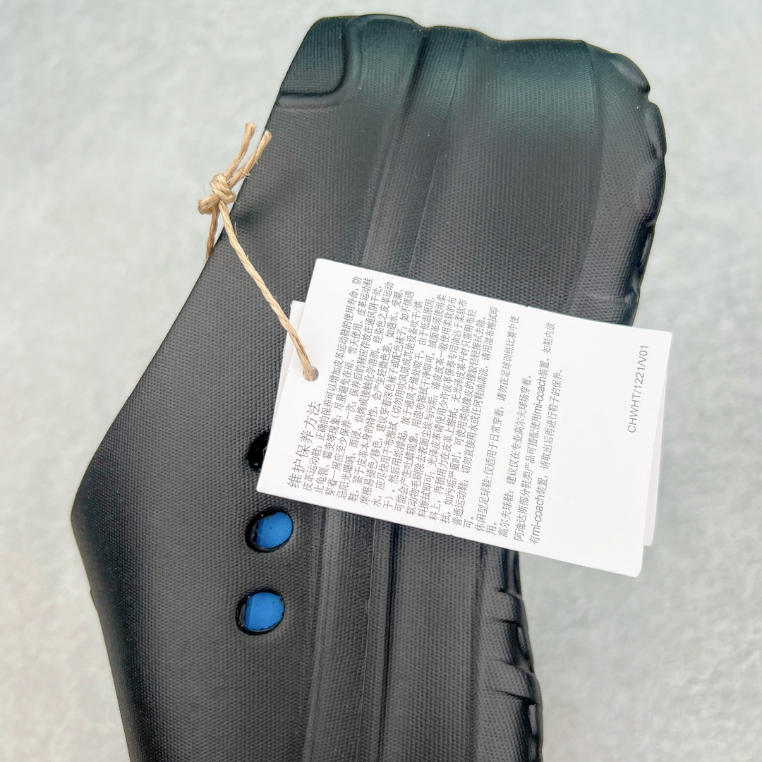 图片[4]-＃H11 AD Originals AdiFOM Stan Smith Mule 防滑耐磨轻便运动凉鞋穆勒厨师鞋 Hallo kitty 黑色 IH0280 重金购入原鞋及原档案磨具生产指令开发 鞋头部位凹凸有致 横向大面积波浪纹理 后跟Logo 凹凸明显 轮廓分明 描漆定位精准 公整无偏差不溢出 LOGO内侧钢印清晰工整 原厂磨具全鞋无多余毛边 同源公司EVA粒子环保塑料 原厂指令配方 无任何异味 弹性卡色均保持原鞋一致 匠心打造 鞋口弧度大小 鞋面色泽质感同步原鞋 LOGO内侧钢印清晰工整 中底部分带原厂钢印编号 原厂Ortholite欧斯莱鞋垫 区别掉渣海玻璃鞋垫 吸汗防臭的效果无法相提并论 原厂定制原标 同比ZP 符合人体设计 轻松脚感 一穿即走 这款拖鞋旨在致敬经典的Stan Smith 简约鞋面和后跟细节灵感源于原版 并通过厚实的比例和超光滑的触感 带来现代风格的革新 采用含有甘蔗制成的泡沫材料 心系环保 摆脱绑带或鞋带束缚 易于穿脱 保持舒适 采用天然可再生材料 旨在帮助减少塑料污染 偏小一码 尺码：36 37 38 39 40 41 42 43 44-选品中心