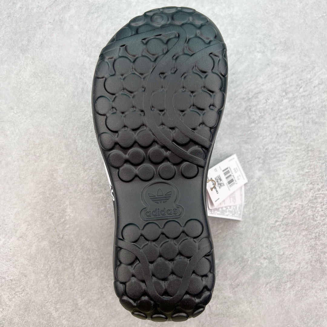 图片[9]-＃H11 AD Originals AdiFOM Stan Smith Mule 防滑耐磨轻便运动凉鞋穆勒厨师鞋 Hallo kitty 黑色 IH0280 重金购入原鞋及原档案磨具生产指令开发 鞋头部位凹凸有致 横向大面积波浪纹理 后跟Logo 凹凸明显 轮廓分明 描漆定位精准 公整无偏差不溢出 LOGO内侧钢印清晰工整 原厂磨具全鞋无多余毛边 同源公司EVA粒子环保塑料 原厂指令配方 无任何异味 弹性卡色均保持原鞋一致 匠心打造 鞋口弧度大小 鞋面色泽质感同步原鞋 LOGO内侧钢印清晰工整 中底部分带原厂钢印编号 原厂Ortholite欧斯莱鞋垫 区别掉渣海玻璃鞋垫 吸汗防臭的效果无法相提并论 原厂定制原标 同比ZP 符合人体设计 轻松脚感 一穿即走 这款拖鞋旨在致敬经典的Stan Smith 简约鞋面和后跟细节灵感源于原版 并通过厚实的比例和超光滑的触感 带来现代风格的革新 采用含有甘蔗制成的泡沫材料 心系环保 摆脱绑带或鞋带束缚 易于穿脱 保持舒适 采用天然可再生材料 旨在帮助减少塑料污染 偏小一码 尺码：36 37 38 39 40 41 42 43 44-选品中心