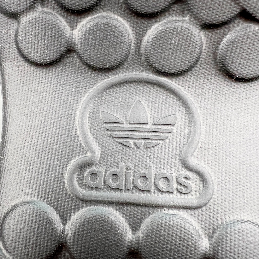 图片[17]-＃H11 AD Originals AdiFOM Stan Smith Mule 防滑耐磨轻便运动凉鞋穆勒厨师鞋 Hallo kitty 黑色 IH0280 重金购入原鞋及原档案磨具生产指令开发 鞋头部位凹凸有致 横向大面积波浪纹理 后跟Logo 凹凸明显 轮廓分明 描漆定位精准 公整无偏差不溢出 LOGO内侧钢印清晰工整 原厂磨具全鞋无多余毛边 同源公司EVA粒子环保塑料 原厂指令配方 无任何异味 弹性卡色均保持原鞋一致 匠心打造 鞋口弧度大小 鞋面色泽质感同步原鞋 LOGO内侧钢印清晰工整 中底部分带原厂钢印编号 原厂Ortholite欧斯莱鞋垫 区别掉渣海玻璃鞋垫 吸汗防臭的效果无法相提并论 原厂定制原标 同比ZP 符合人体设计 轻松脚感 一穿即走 这款拖鞋旨在致敬经典的Stan Smith 简约鞋面和后跟细节灵感源于原版 并通过厚实的比例和超光滑的触感 带来现代风格的革新 采用含有甘蔗制成的泡沫材料 心系环保 摆脱绑带或鞋带束缚 易于穿脱 保持舒适 采用天然可再生材料 旨在帮助减少塑料污染 偏小一码 尺码：36 37 38 39 40 41 42 43 44-选品中心