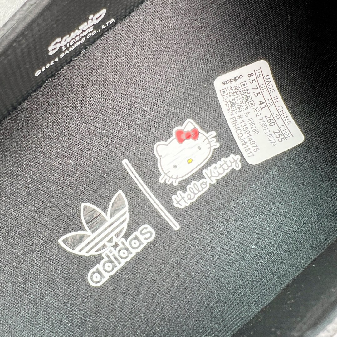 图片[12]-＃H11 AD Originals AdiFOM Stan Smith Mule 防滑耐磨轻便运动凉鞋穆勒厨师鞋 Hallo kitty 黑色 IH0280 重金购入原鞋及原档案磨具生产指令开发 鞋头部位凹凸有致 横向大面积波浪纹理 后跟Logo 凹凸明显 轮廓分明 描漆定位精准 公整无偏差不溢出 LOGO内侧钢印清晰工整 原厂磨具全鞋无多余毛边 同源公司EVA粒子环保塑料 原厂指令配方 无任何异味 弹性卡色均保持原鞋一致 匠心打造 鞋口弧度大小 鞋面色泽质感同步原鞋 LOGO内侧钢印清晰工整 中底部分带原厂钢印编号 原厂Ortholite欧斯莱鞋垫 区别掉渣海玻璃鞋垫 吸汗防臭的效果无法相提并论 原厂定制原标 同比ZP 符合人体设计 轻松脚感 一穿即走 这款拖鞋旨在致敬经典的Stan Smith 简约鞋面和后跟细节灵感源于原版 并通过厚实的比例和超光滑的触感 带来现代风格的革新 采用含有甘蔗制成的泡沫材料 心系环保 摆脱绑带或鞋带束缚 易于穿脱 保持舒适 采用天然可再生材料 旨在帮助减少塑料污染 偏小一码 尺码：36 37 38 39 40 41 42 43 44-选品中心