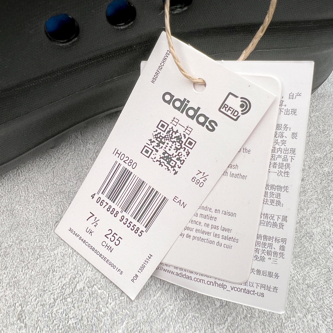 图片[10]-＃H11 AD Originals AdiFOM Stan Smith Mule 防滑耐磨轻便运动凉鞋穆勒厨师鞋 Hallo kitty 黑色 IH0280 重金购入原鞋及原档案磨具生产指令开发 鞋头部位凹凸有致 横向大面积波浪纹理 后跟Logo 凹凸明显 轮廓分明 描漆定位精准 公整无偏差不溢出 LOGO内侧钢印清晰工整 原厂磨具全鞋无多余毛边 同源公司EVA粒子环保塑料 原厂指令配方 无任何异味 弹性卡色均保持原鞋一致 匠心打造 鞋口弧度大小 鞋面色泽质感同步原鞋 LOGO内侧钢印清晰工整 中底部分带原厂钢印编号 原厂Ortholite欧斯莱鞋垫 区别掉渣海玻璃鞋垫 吸汗防臭的效果无法相提并论 原厂定制原标 同比ZP 符合人体设计 轻松脚感 一穿即走 这款拖鞋旨在致敬经典的Stan Smith 简约鞋面和后跟细节灵感源于原版 并通过厚实的比例和超光滑的触感 带来现代风格的革新 采用含有甘蔗制成的泡沫材料 心系环保 摆脱绑带或鞋带束缚 易于穿脱 保持舒适 采用天然可再生材料 旨在帮助减少塑料污染 偏小一码 尺码：36 37 38 39 40 41 42 43 44-选品中心