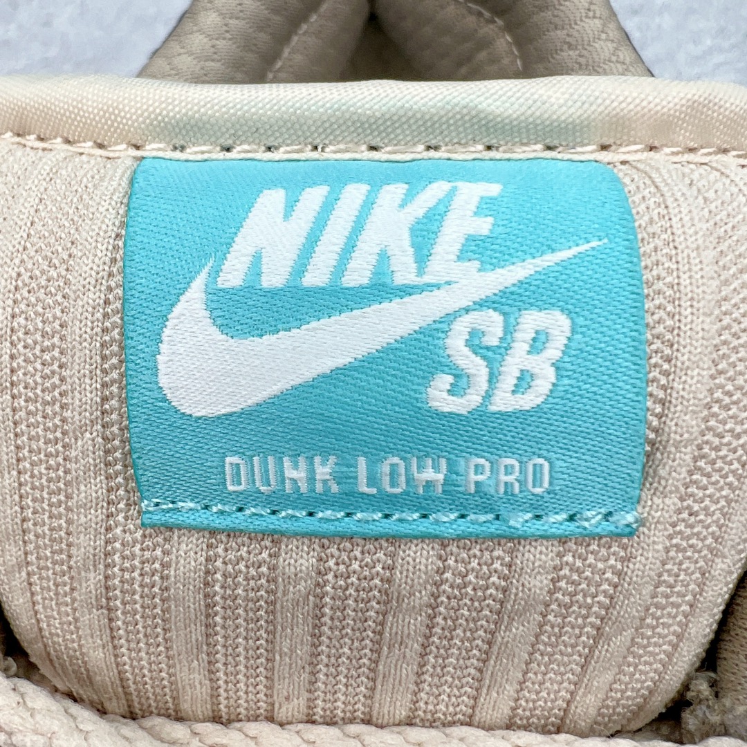 图片[17]-＃S2纯原 NK SB Dunk Low \\\”Big Money Savings\\\” 棕灰 货号：FZ3129-200 该鞋款整体以大地色为主色调，鞋面采用帆布、麂皮、织物等多种材质拼接打造，营造出\\\”What The\\\”氛围。质感方面绝对没得说！鞋身中部采用银色呈现，并带有特殊的花卉纹路细节，营造出奢华的氛围。Swoosh似乎也采用了\\\”裂纹\\\”工艺打造。鞋带部分采用了特殊的麻质编织工艺设计，为鞋款带来一丝粗犷的感觉，鞋舌标签部分则以蒂芙尼蓝色点缀。鞋舌内侧还带有特殊的促销购物小票，上面印有\\\”BIG MONEY SAVINGS\\\”（大减价）等字样，与鞋款主题相呼应。 尺码：36 36.5 37.5 38 38.5 39 40 40.5 41 42 42.5 43 44 44.5 45 46 47.5-选品中心