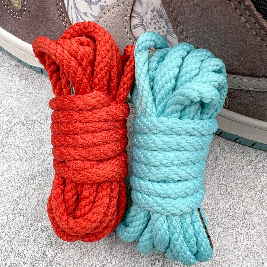 图片[18]-＃S2纯原 NK SB Dunk Low \\\”Big Money Savings\\\” 棕灰 货号：FZ3129-200 该鞋款整体以大地色为主色调，鞋面采用帆布、麂皮、织物等多种材质拼接打造，营造出\\\”What The\\\”氛围。质感方面绝对没得说！鞋身中部采用银色呈现，并带有特殊的花卉纹路细节，营造出奢华的氛围。Swoosh似乎也采用了\\\”裂纹\\\”工艺打造。鞋带部分采用了特殊的麻质编织工艺设计，为鞋款带来一丝粗犷的感觉，鞋舌标签部分则以蒂芙尼蓝色点缀。鞋舌内侧还带有特殊的促销购物小票，上面印有\\\”BIG MONEY SAVINGS\\\”（大减价）等字样，与鞋款主题相呼应。 尺码：36 36.5 37.5 38 38.5 39 40 40.5 41 42 42.5 43 44 44.5 45 46 47.5-选品中心