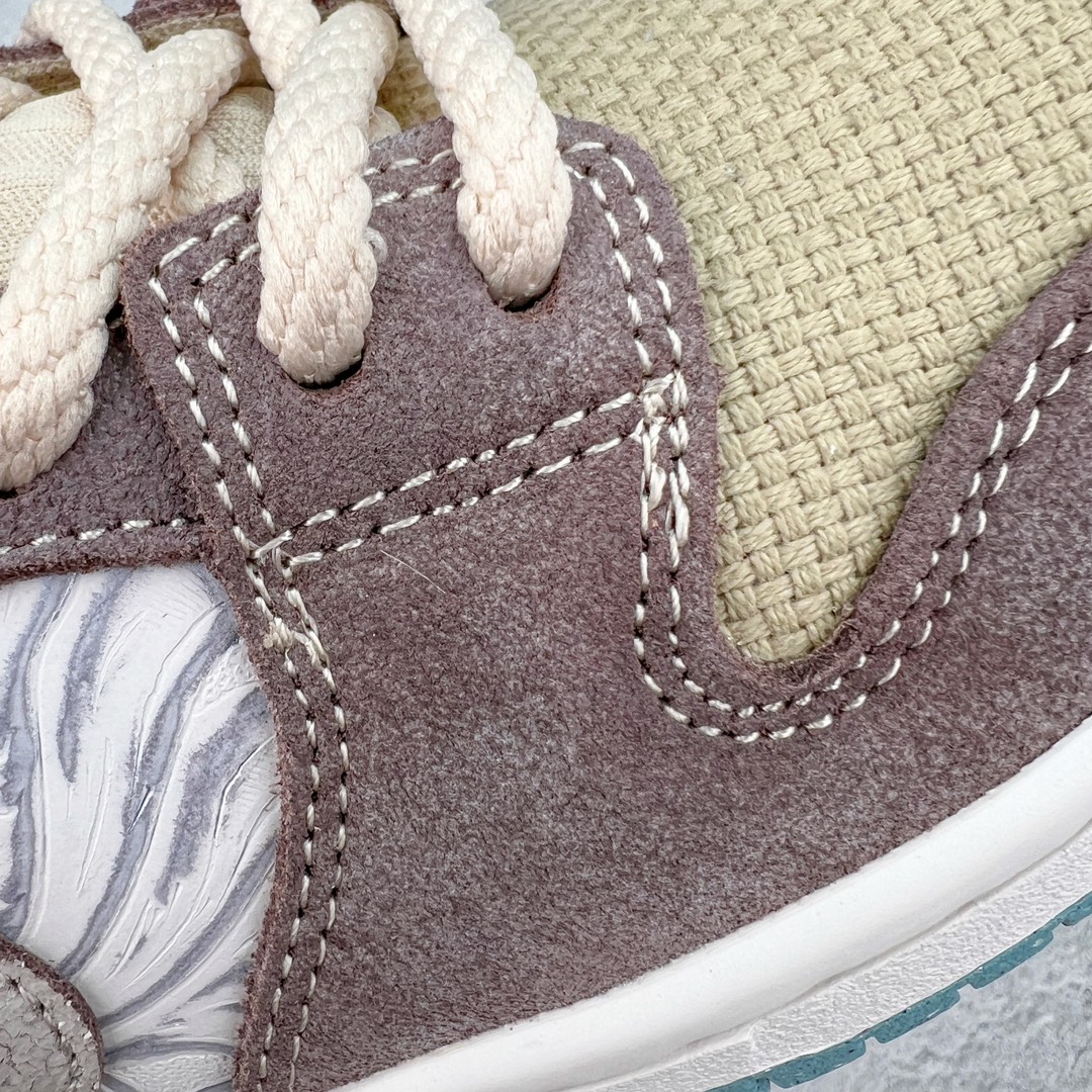 图片[15]-＃S2纯原 NK SB Dunk Low \\\”Big Money Savings\\\” 棕灰 货号：FZ3129-200 该鞋款整体以大地色为主色调，鞋面采用帆布、麂皮、织物等多种材质拼接打造，营造出\\\”What The\\\”氛围。质感方面绝对没得说！鞋身中部采用银色呈现，并带有特殊的花卉纹路细节，营造出奢华的氛围。Swoosh似乎也采用了\\\”裂纹\\\”工艺打造。鞋带部分采用了特殊的麻质编织工艺设计，为鞋款带来一丝粗犷的感觉，鞋舌标签部分则以蒂芙尼蓝色点缀。鞋舌内侧还带有特殊的促销购物小票，上面印有\\\”BIG MONEY SAVINGS\\\”（大减价）等字样，与鞋款主题相呼应。 尺码：36 36.5 37.5 38 38.5 39 40 40.5 41 42 42.5 43 44 44.5 45 46 47.5-选品中心