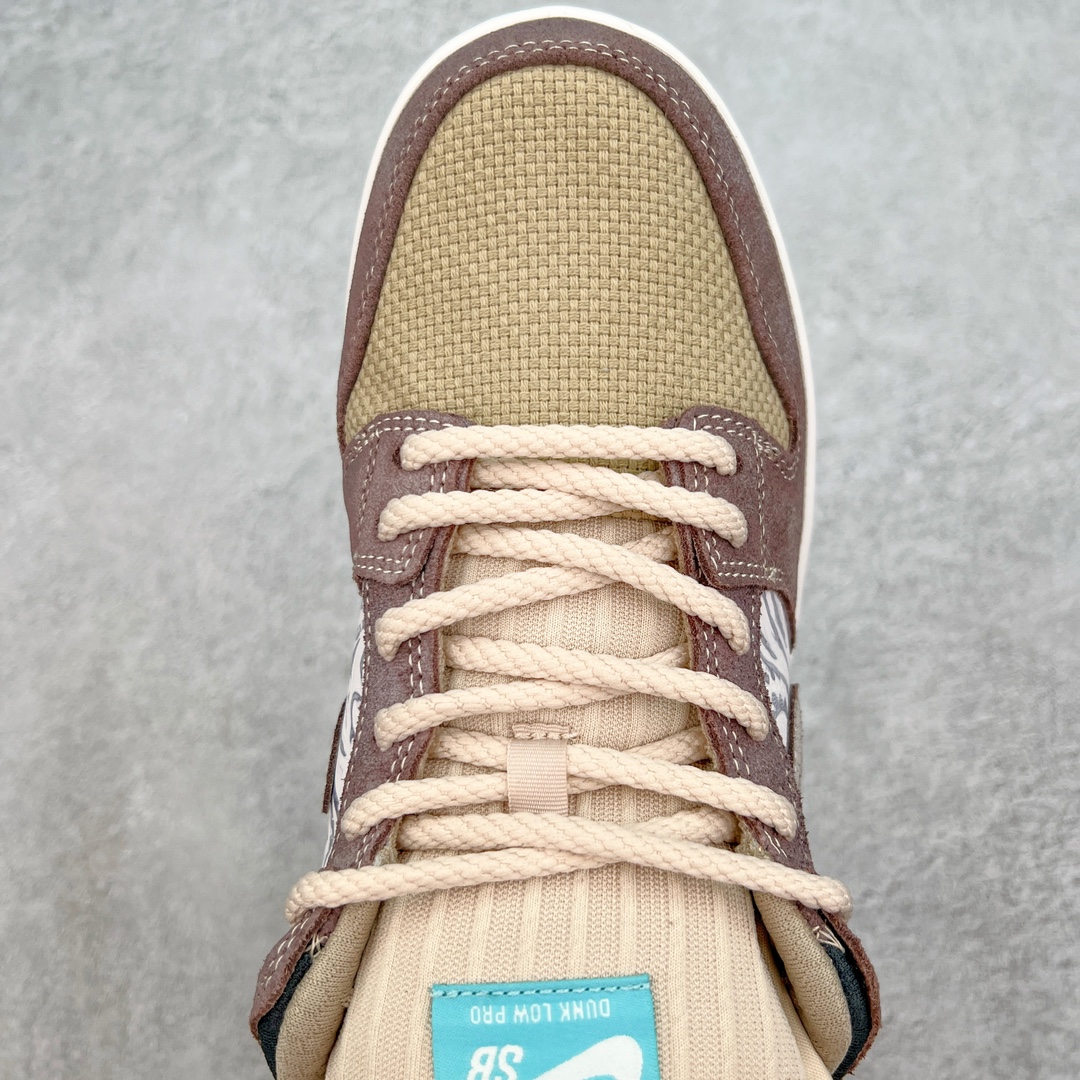 图片[4]-＃S2纯原 NK SB Dunk Low \\\”Big Money Savings\\\” 棕灰 货号：FZ3129-200 该鞋款整体以大地色为主色调，鞋面采用帆布、麂皮、织物等多种材质拼接打造，营造出\\\”What The\\\”氛围。质感方面绝对没得说！鞋身中部采用银色呈现，并带有特殊的花卉纹路细节，营造出奢华的氛围。Swoosh似乎也采用了\\\”裂纹\\\”工艺打造。鞋带部分采用了特殊的麻质编织工艺设计，为鞋款带来一丝粗犷的感觉，鞋舌标签部分则以蒂芙尼蓝色点缀。鞋舌内侧还带有特殊的促销购物小票，上面印有\\\”BIG MONEY SAVINGS\\\”（大减价）等字样，与鞋款主题相呼应。 尺码：36 36.5 37.5 38 38.5 39 40 40.5 41 42 42.5 43 44 44.5 45 46 47.5-选品中心