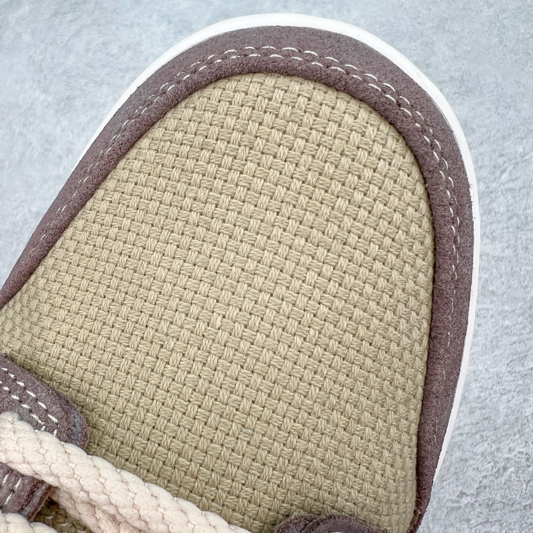 图片[14]-＃S2纯原 NK SB Dunk Low \\\”Big Money Savings\\\” 棕灰 货号：FZ3129-200 该鞋款整体以大地色为主色调，鞋面采用帆布、麂皮、织物等多种材质拼接打造，营造出\\\”What The\\\”氛围。质感方面绝对没得说！鞋身中部采用银色呈现，并带有特殊的花卉纹路细节，营造出奢华的氛围。Swoosh似乎也采用了\\\”裂纹\\\”工艺打造。鞋带部分采用了特殊的麻质编织工艺设计，为鞋款带来一丝粗犷的感觉，鞋舌标签部分则以蒂芙尼蓝色点缀。鞋舌内侧还带有特殊的促销购物小票，上面印有\\\”BIG MONEY SAVINGS\\\”（大减价）等字样，与鞋款主题相呼应。 尺码：36 36.5 37.5 38 38.5 39 40 40.5 41 42 42.5 43 44 44.5 45 46 47.5-选品中心