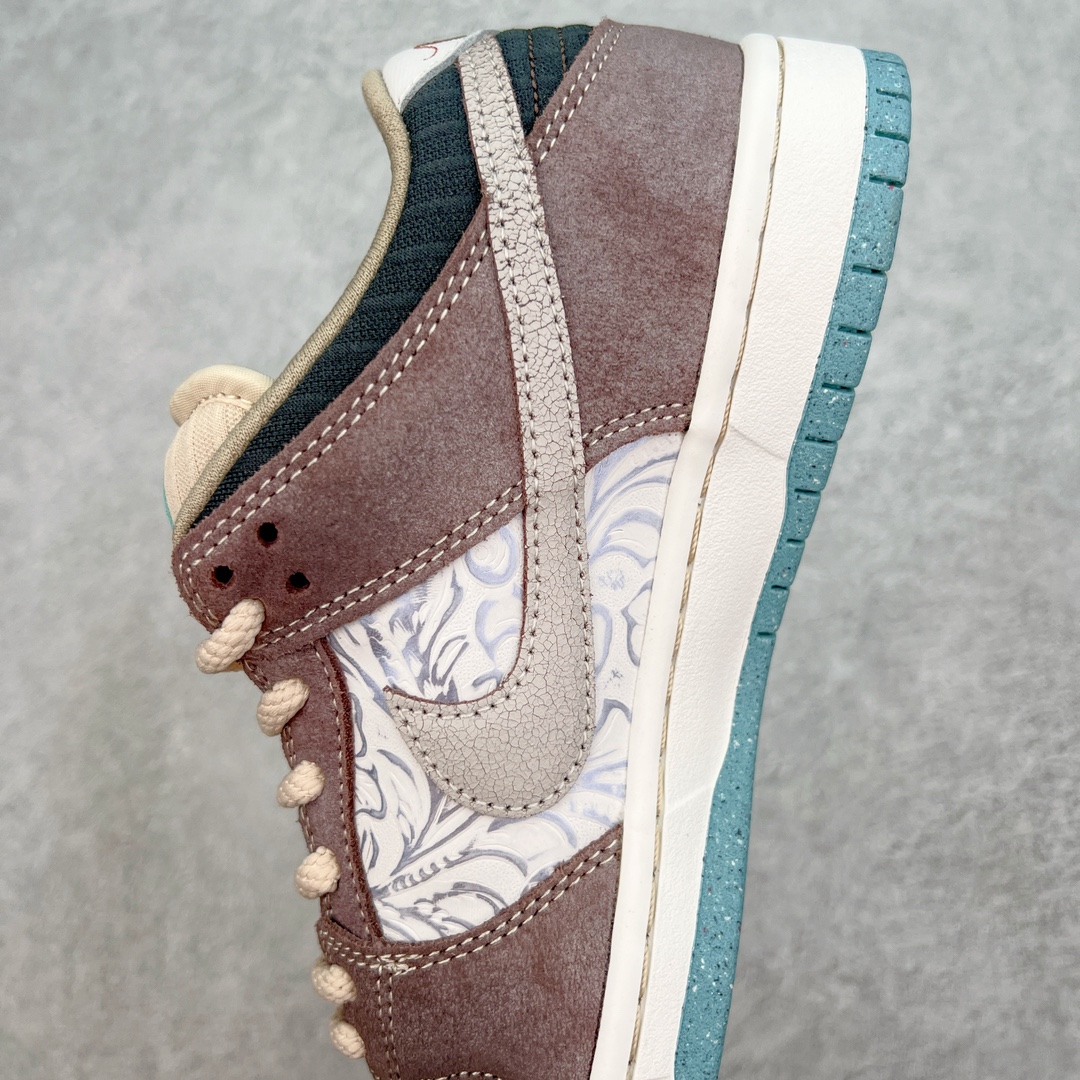 图片[7]-＃S2纯原 NK SB Dunk Low \\\”Big Money Savings\\\” 棕灰 货号：FZ3129-200 该鞋款整体以大地色为主色调，鞋面采用帆布、麂皮、织物等多种材质拼接打造，营造出\\\”What The\\\”氛围。质感方面绝对没得说！鞋身中部采用银色呈现，并带有特殊的花卉纹路细节，营造出奢华的氛围。Swoosh似乎也采用了\\\”裂纹\\\”工艺打造。鞋带部分采用了特殊的麻质编织工艺设计，为鞋款带来一丝粗犷的感觉，鞋舌标签部分则以蒂芙尼蓝色点缀。鞋舌内侧还带有特殊的促销购物小票，上面印有\\\”BIG MONEY SAVINGS\\\”（大减价）等字样，与鞋款主题相呼应。 尺码：36 36.5 37.5 38 38.5 39 40 40.5 41 42 42.5 43 44 44.5 45 46 47.5-选品中心