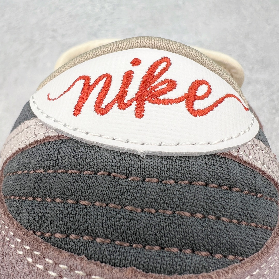 图片[10]-＃S2纯原 NK SB Dunk Low \\\”Big Money Savings\\\” 棕灰 货号：FZ3129-200 该鞋款整体以大地色为主色调，鞋面采用帆布、麂皮、织物等多种材质拼接打造，营造出\\\”What The\\\”氛围。质感方面绝对没得说！鞋身中部采用银色呈现，并带有特殊的花卉纹路细节，营造出奢华的氛围。Swoosh似乎也采用了\\\”裂纹\\\”工艺打造。鞋带部分采用了特殊的麻质编织工艺设计，为鞋款带来一丝粗犷的感觉，鞋舌标签部分则以蒂芙尼蓝色点缀。鞋舌内侧还带有特殊的促销购物小票，上面印有\\\”BIG MONEY SAVINGS\\\”（大减价）等字样，与鞋款主题相呼应。 尺码：36 36.5 37.5 38 38.5 39 40 40.5 41 42 42.5 43 44 44.5 45 46 47.5-选品中心