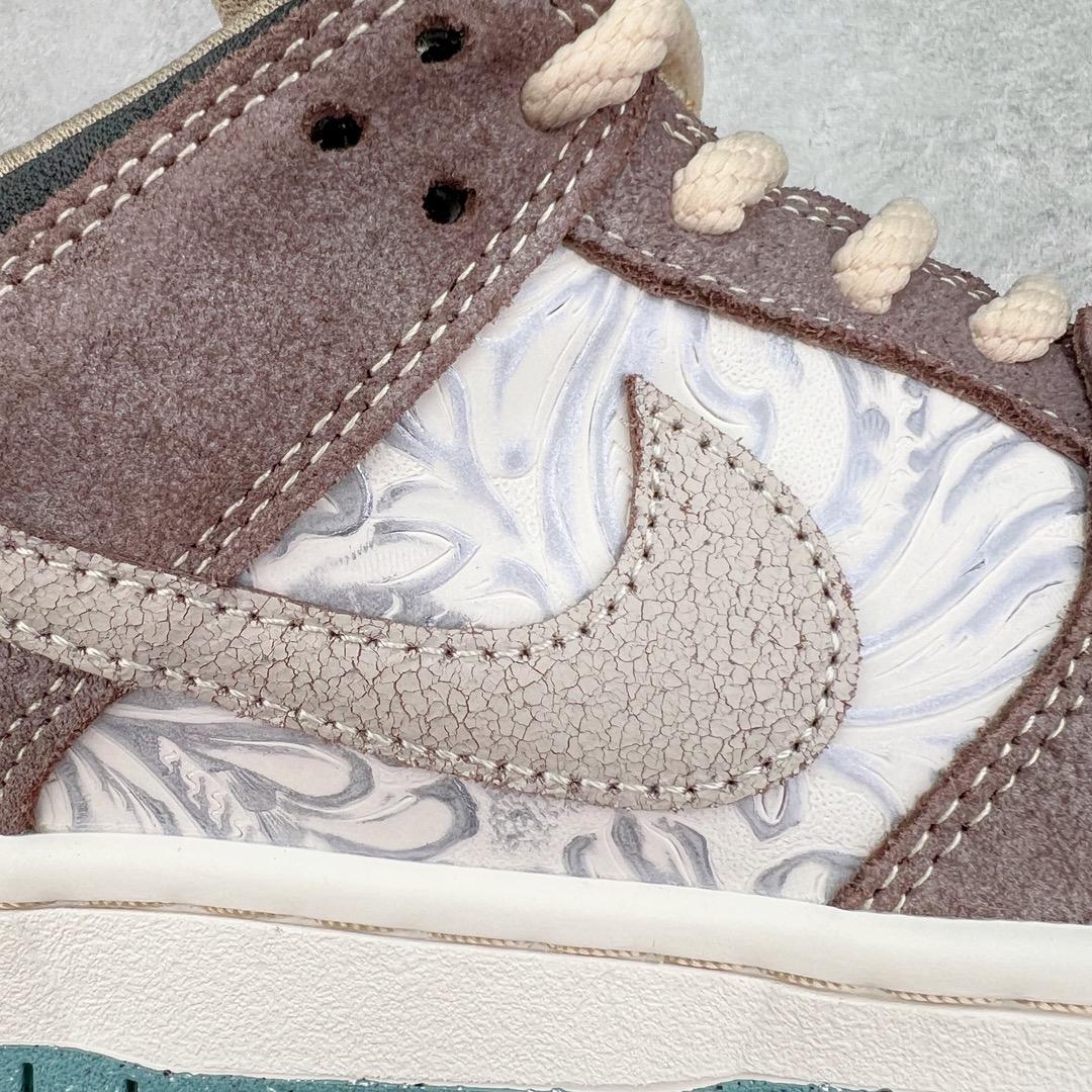 图片[12]-＃S2纯原 NK SB Dunk Low \\\”Big Money Savings\\\” 棕灰 货号：FZ3129-200 该鞋款整体以大地色为主色调，鞋面采用帆布、麂皮、织物等多种材质拼接打造，营造出\\\”What The\\\”氛围。质感方面绝对没得说！鞋身中部采用银色呈现，并带有特殊的花卉纹路细节，营造出奢华的氛围。Swoosh似乎也采用了\\\”裂纹\\\”工艺打造。鞋带部分采用了特殊的麻质编织工艺设计，为鞋款带来一丝粗犷的感觉，鞋舌标签部分则以蒂芙尼蓝色点缀。鞋舌内侧还带有特殊的促销购物小票，上面印有\\\”BIG MONEY SAVINGS\\\”（大减价）等字样，与鞋款主题相呼应。 尺码：36 36.5 37.5 38 38.5 39 40 40.5 41 42 42.5 43 44 44.5 45 46 47.5-选品中心