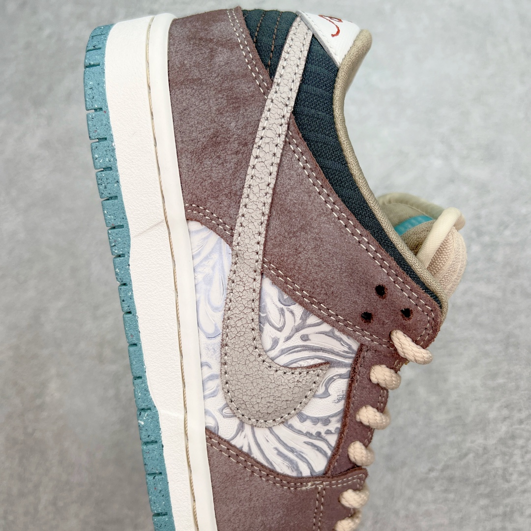 图片[6]-＃S2纯原 NK SB Dunk Low \\\”Big Money Savings\\\” 棕灰 货号：FZ3129-200 该鞋款整体以大地色为主色调，鞋面采用帆布、麂皮、织物等多种材质拼接打造，营造出\\\”What The\\\”氛围。质感方面绝对没得说！鞋身中部采用银色呈现，并带有特殊的花卉纹路细节，营造出奢华的氛围。Swoosh似乎也采用了\\\”裂纹\\\”工艺打造。鞋带部分采用了特殊的麻质编织工艺设计，为鞋款带来一丝粗犷的感觉，鞋舌标签部分则以蒂芙尼蓝色点缀。鞋舌内侧还带有特殊的促销购物小票，上面印有\\\”BIG MONEY SAVINGS\\\”（大减价）等字样，与鞋款主题相呼应。 尺码：36 36.5 37.5 38 38.5 39 40 40.5 41 42 42.5 43 44 44.5 45 46 47.5-选品中心