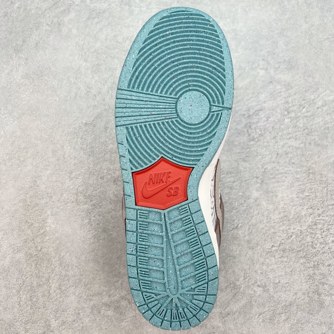 图片[9]-＃S2纯原 NK SB Dunk Low \\\”Big Money Savings\\\” 棕灰 货号：FZ3129-200 该鞋款整体以大地色为主色调，鞋面采用帆布、麂皮、织物等多种材质拼接打造，营造出\\\”What The\\\”氛围。质感方面绝对没得说！鞋身中部采用银色呈现，并带有特殊的花卉纹路细节，营造出奢华的氛围。Swoosh似乎也采用了\\\”裂纹\\\”工艺打造。鞋带部分采用了特殊的麻质编织工艺设计，为鞋款带来一丝粗犷的感觉，鞋舌标签部分则以蒂芙尼蓝色点缀。鞋舌内侧还带有特殊的促销购物小票，上面印有\\\”BIG MONEY SAVINGS\\\”（大减价）等字样，与鞋款主题相呼应。 尺码：36 36.5 37.5 38 38.5 39 40 40.5 41 42 42.5 43 44 44.5 45 46 47.5-选品中心