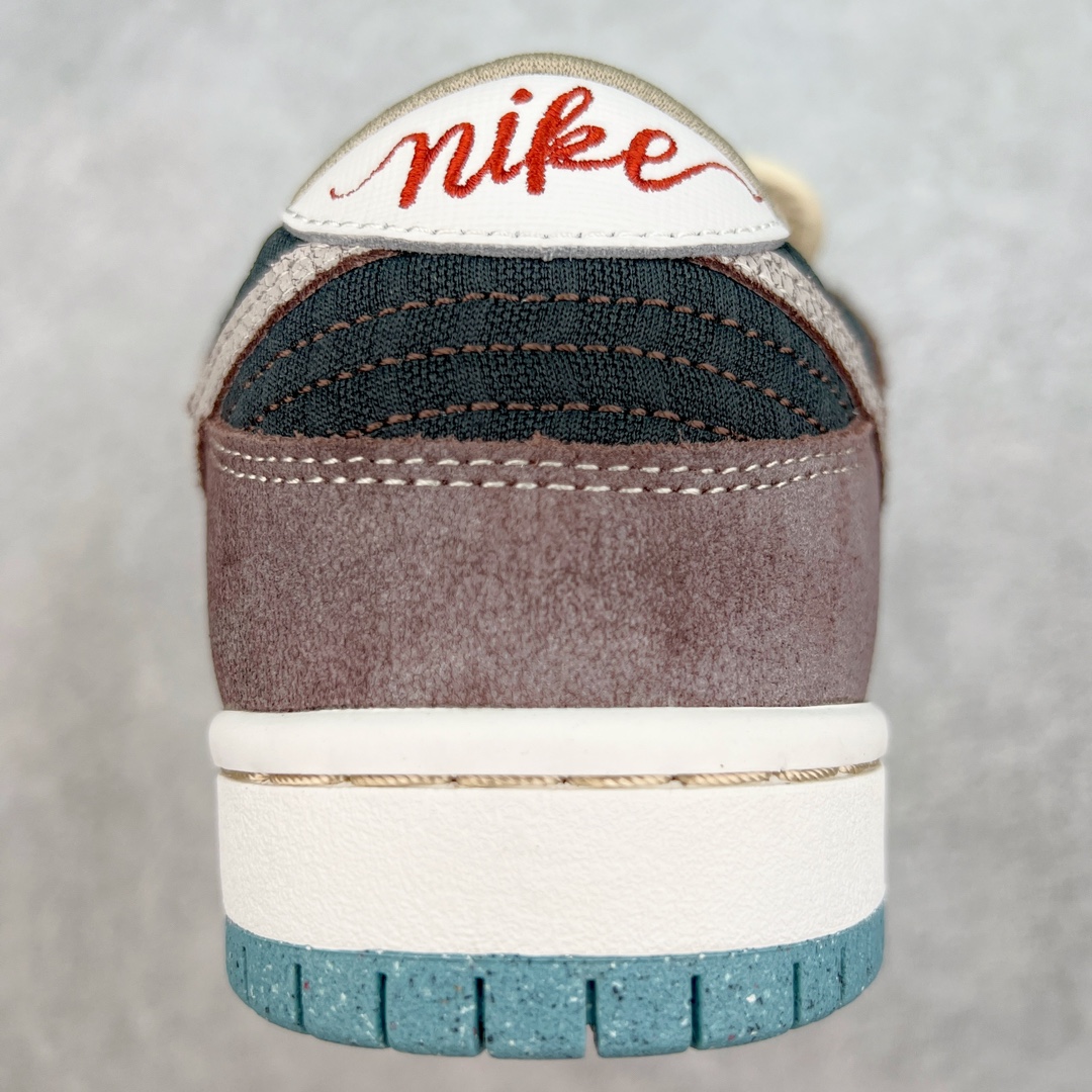图片[8]-＃S2纯原 NK SB Dunk Low \\\”Big Money Savings\\\” 棕灰 货号：FZ3129-200 该鞋款整体以大地色为主色调，鞋面采用帆布、麂皮、织物等多种材质拼接打造，营造出\\\”What The\\\”氛围。质感方面绝对没得说！鞋身中部采用银色呈现，并带有特殊的花卉纹路细节，营造出奢华的氛围。Swoosh似乎也采用了\\\”裂纹\\\”工艺打造。鞋带部分采用了特殊的麻质编织工艺设计，为鞋款带来一丝粗犷的感觉，鞋舌标签部分则以蒂芙尼蓝色点缀。鞋舌内侧还带有特殊的促销购物小票，上面印有\\\”BIG MONEY SAVINGS\\\”（大减价）等字样，与鞋款主题相呼应。 尺码：36 36.5 37.5 38 38.5 39 40 40.5 41 42 42.5 43 44 44.5 45 46 47.5-选品中心