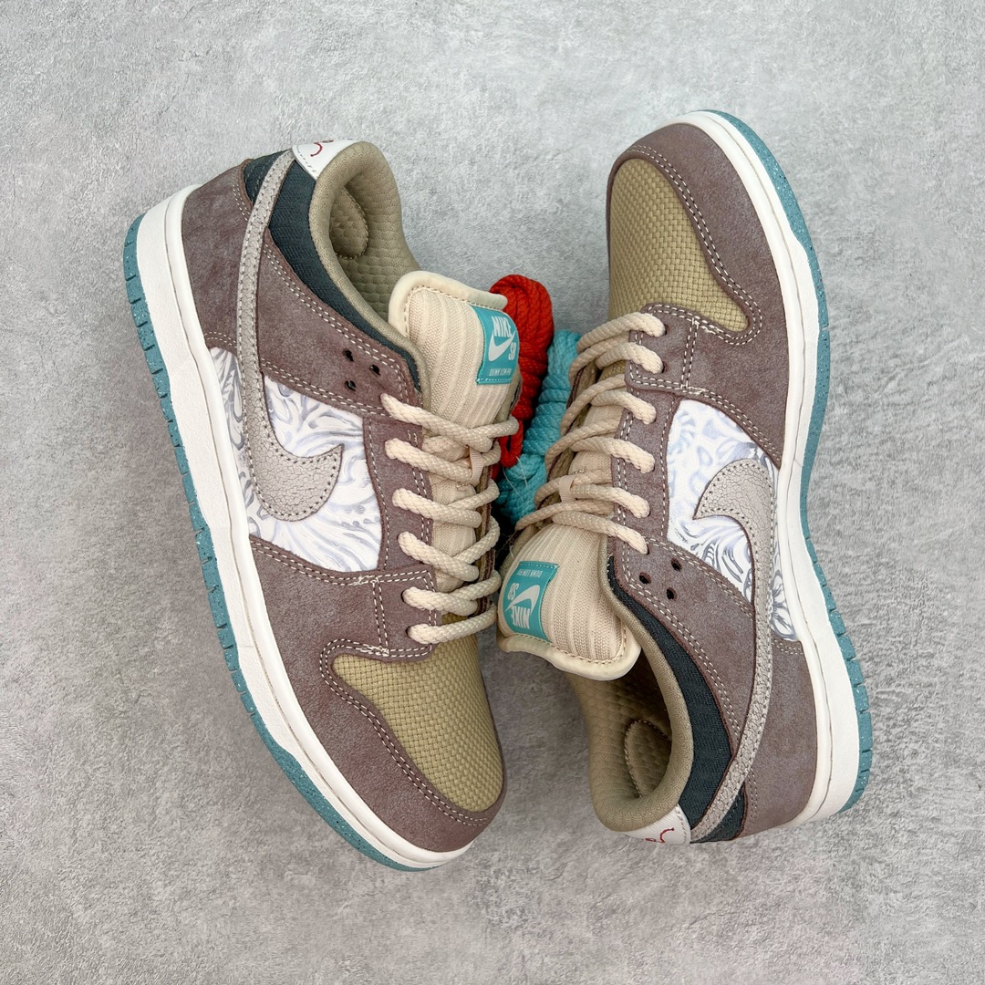 图片[3]-＃S2纯原 NK SB Dunk Low \\\”Big Money Savings\\\” 棕灰 货号：FZ3129-200 该鞋款整体以大地色为主色调，鞋面采用帆布、麂皮、织物等多种材质拼接打造，营造出\\\”What The\\\”氛围。质感方面绝对没得说！鞋身中部采用银色呈现，并带有特殊的花卉纹路细节，营造出奢华的氛围。Swoosh似乎也采用了\\\”裂纹\\\”工艺打造。鞋带部分采用了特殊的麻质编织工艺设计，为鞋款带来一丝粗犷的感觉，鞋舌标签部分则以蒂芙尼蓝色点缀。鞋舌内侧还带有特殊的促销购物小票，上面印有\\\”BIG MONEY SAVINGS\\\”（大减价）等字样，与鞋款主题相呼应。 尺码：36 36.5 37.5 38 38.5 39 40 40.5 41 42 42.5 43 44 44.5 45 46 47.5-选品中心