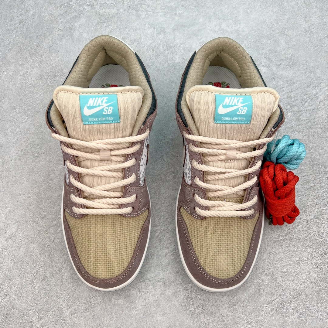 图片[2]-＃S2纯原 NK SB Dunk Low \\\”Big Money Savings\\\” 棕灰 货号：FZ3129-200 该鞋款整体以大地色为主色调，鞋面采用帆布、麂皮、织物等多种材质拼接打造，营造出\\\”What The\\\”氛围。质感方面绝对没得说！鞋身中部采用银色呈现，并带有特殊的花卉纹路细节，营造出奢华的氛围。Swoosh似乎也采用了\\\”裂纹\\\”工艺打造。鞋带部分采用了特殊的麻质编织工艺设计，为鞋款带来一丝粗犷的感觉，鞋舌标签部分则以蒂芙尼蓝色点缀。鞋舌内侧还带有特殊的促销购物小票，上面印有\\\”BIG MONEY SAVINGS\\\”（大减价）等字样，与鞋款主题相呼应。 尺码：36 36.5 37.5 38 38.5 39 40 40.5 41 42 42.5 43 44 44.5 45 46 47.5-选品中心