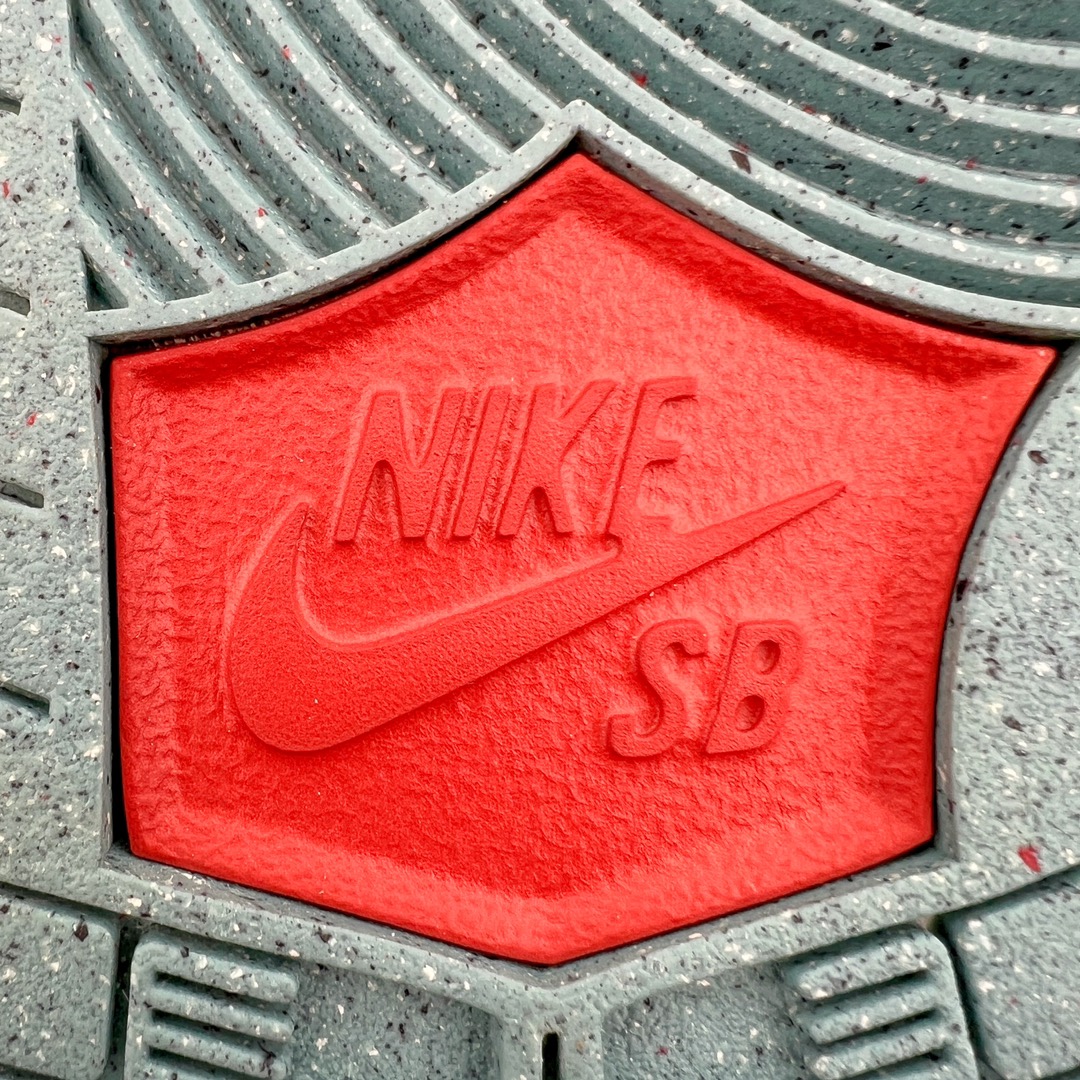 图片[20]-＃S2纯原 NK SB Dunk Low \\\”Big Money Savings\\\” 棕灰 货号：FZ3129-200 该鞋款整体以大地色为主色调，鞋面采用帆布、麂皮、织物等多种材质拼接打造，营造出\\\”What The\\\”氛围。质感方面绝对没得说！鞋身中部采用银色呈现，并带有特殊的花卉纹路细节，营造出奢华的氛围。Swoosh似乎也采用了\\\”裂纹\\\”工艺打造。鞋带部分采用了特殊的麻质编织工艺设计，为鞋款带来一丝粗犷的感觉，鞋舌标签部分则以蒂芙尼蓝色点缀。鞋舌内侧还带有特殊的促销购物小票，上面印有\\\”BIG MONEY SAVINGS\\\”（大减价）等字样，与鞋款主题相呼应。 尺码：36 36.5 37.5 38 38.5 39 40 40.5 41 42 42.5 43 44 44.5 45 46 47.5-选品中心