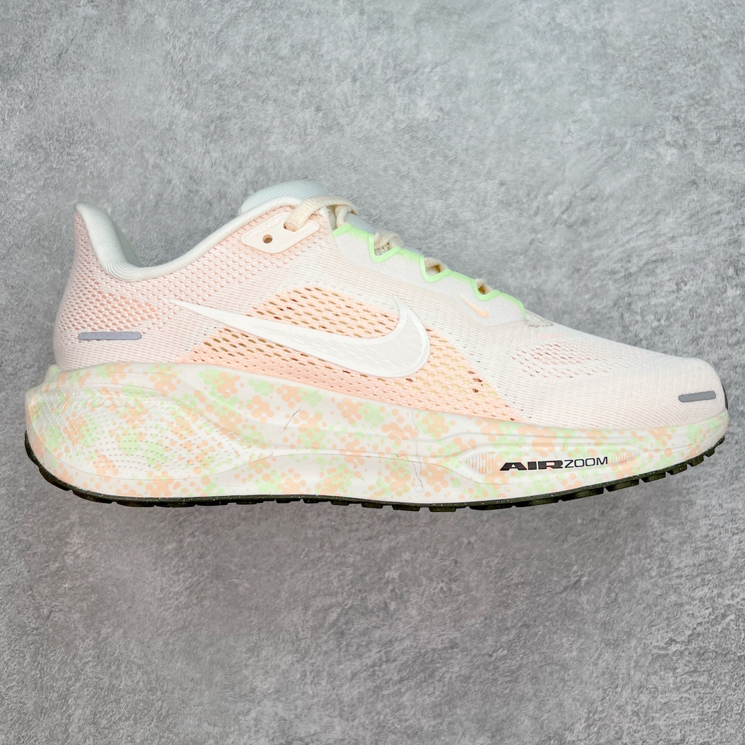 NK Zoom Pegasus 飞马41代马拉松系列网面透气缓震疾速跑鞋 拥有 Zoom Air 一如既往的稳定感和流畅感 鞋面采用工程网眼设计 为特定高热区域营造出色透气性 进一步增加鞋面的穿孔数量 让足部能够快速散热 中足搭配 Flywire 飞线 在高速运动时营造舒适稳定的贴合感 内置Zoon气垫加持 动力十足 货号：HM5539-133 尺码：36 36.5 37.5 38 38.5 39 40 40.5 41 42 42.5 43 44 44.5 45-选品中心