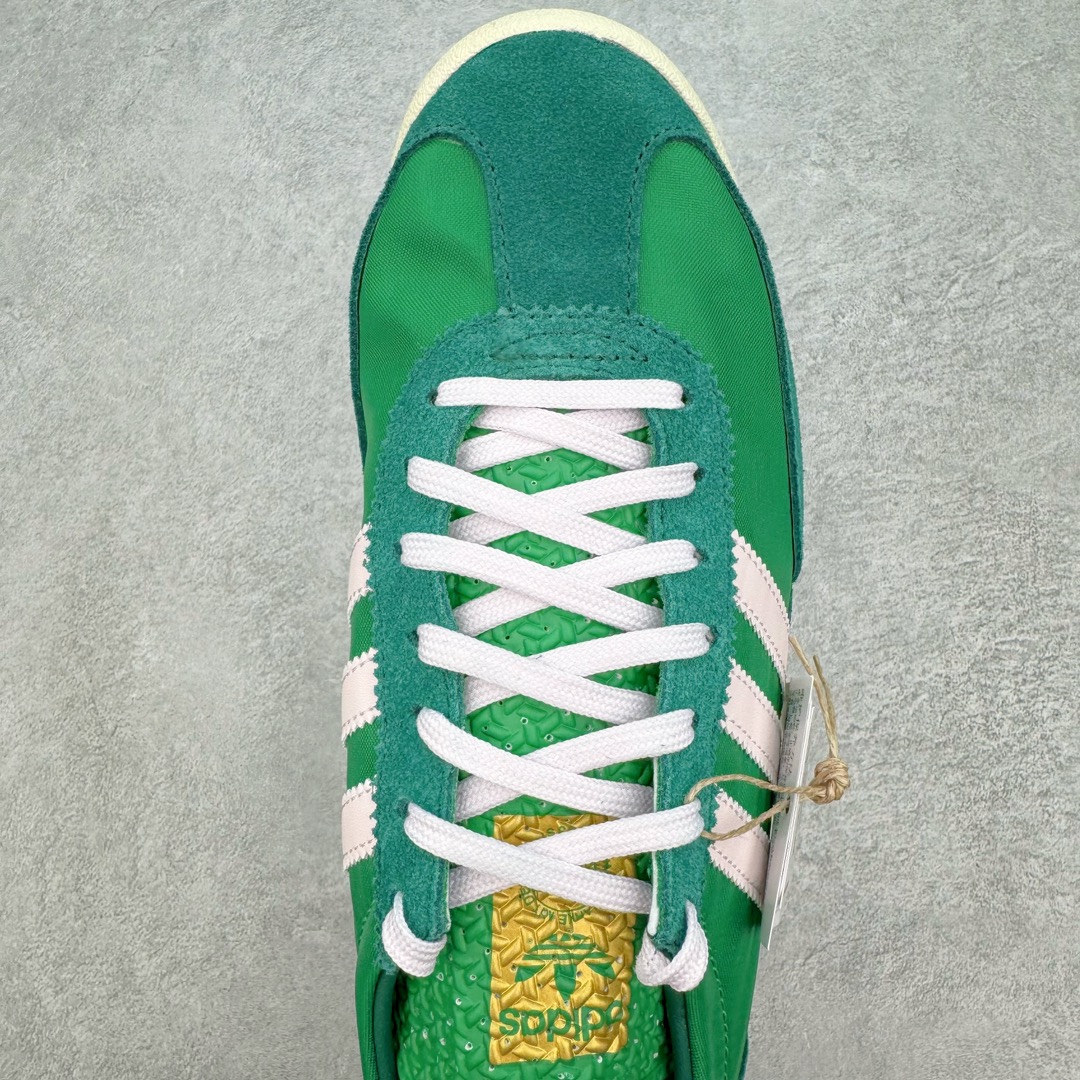 图片[4]-＃MF AD Wmns SL72 OG 系列德训足球风百搭低帮休闲运动板鞋 IE3427 Originals推出复古「T头鞋」造型的SL72鞋款复刻，有男女两款可选。男生款为SL72RS，鞋型挺立饱满，鞋底增加高度，采用麂皮与布面制作，符合复古氛围；女生款为SL72OGW，致敬经典款式，鞋身纤细，还原70年代设计，以绿色呈现，点缀金色细节。多款配色可选。「T 头鞋」这两年有多火大家见到了吧？明星、穿搭博主几乎人手一双，凭借复古味的外观，以及亲民的价格，同样成为了不少球鞋玩家日常上脚首选。近日 adidas Originals 将有「T 头鞋」造型的诞生于 1972 年的 SL72 鞋款复刻带回，各位买鞋又有新选择了。1972 年 SL72 问世后，引领了后来阿迪达斯的跑鞋发展方向，其中「SL」代表了 Super Light，彰显了产品轻便的特性。1972 年 SL72 问世后，引领了后来阿迪达斯的跑鞋发展方向，其中「SL」代表了 Super Light，彰显了产品轻便的特性。这次 adidas Originals 延续其轻质经典的基因，带来男女两款 SL72。男生款带来 SL72 RS 鞋型，RS 意为 Reshaped（重塑），鞋款在保留了经典的外观基础上，在尼龙材质里增加了填充物，使鞋型更加挺立和饱满，鞋头则更加圆润，鞋底的 EVA 材质则增加了鞋款的高度。女生款则带来 SL72 OG W 鞋型，OG 顾名思义则是致敬经典款式，相较于 RS（Reshaped）鞋款，鞋身更加纤细，其整体鞋身轮廓、线条、细节、材质上尊崇 70 年代 SL72 的设计，还原经典味道。尺码：36 36⅔ 37⅓ 38 38⅔ 39⅓ 40 40⅔ 41⅓ 42 42⅔ 43⅓ 44 44⅔ 45-选品中心