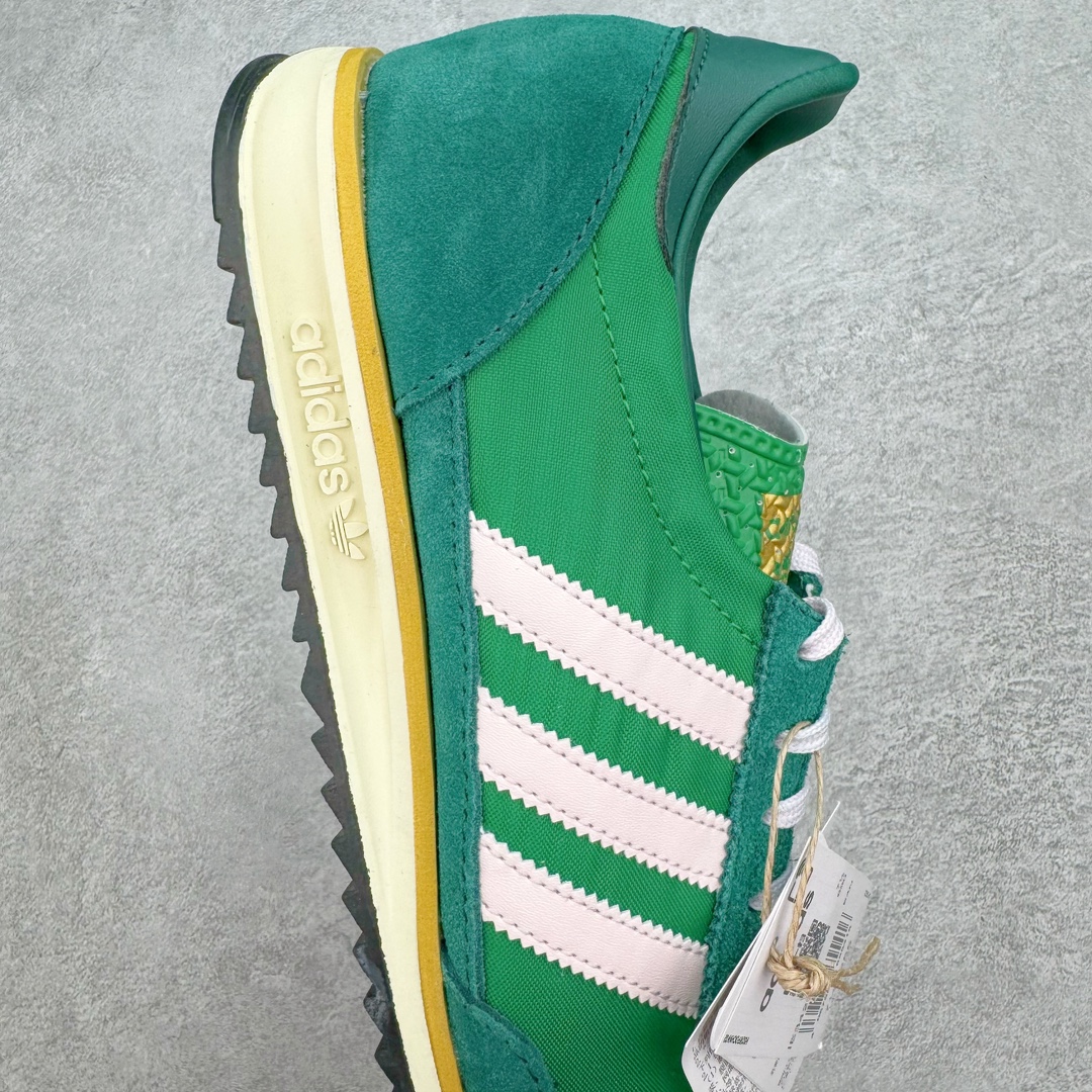 图片[6]-＃MF AD Wmns SL72 OG 系列德训足球风百搭低帮休闲运动板鞋 IE3427 Originals推出复古「T头鞋」造型的SL72鞋款复刻，有男女两款可选。男生款为SL72RS，鞋型挺立饱满，鞋底增加高度，采用麂皮与布面制作，符合复古氛围；女生款为SL72OGW，致敬经典款式，鞋身纤细，还原70年代设计，以绿色呈现，点缀金色细节。多款配色可选。「T 头鞋」这两年有多火大家见到了吧？明星、穿搭博主几乎人手一双，凭借复古味的外观，以及亲民的价格，同样成为了不少球鞋玩家日常上脚首选。近日 adidas Originals 将有「T 头鞋」造型的诞生于 1972 年的 SL72 鞋款复刻带回，各位买鞋又有新选择了。1972 年 SL72 问世后，引领了后来阿迪达斯的跑鞋发展方向，其中「SL」代表了 Super Light，彰显了产品轻便的特性。1972 年 SL72 问世后，引领了后来阿迪达斯的跑鞋发展方向，其中「SL」代表了 Super Light，彰显了产品轻便的特性。这次 adidas Originals 延续其轻质经典的基因，带来男女两款 SL72。男生款带来 SL72 RS 鞋型，RS 意为 Reshaped（重塑），鞋款在保留了经典的外观基础上，在尼龙材质里增加了填充物，使鞋型更加挺立和饱满，鞋头则更加圆润，鞋底的 EVA 材质则增加了鞋款的高度。女生款则带来 SL72 OG W 鞋型，OG 顾名思义则是致敬经典款式，相较于 RS（Reshaped）鞋款，鞋身更加纤细，其整体鞋身轮廓、线条、细节、材质上尊崇 70 年代 SL72 的设计，还原经典味道。尺码：36 36⅔ 37⅓ 38 38⅔ 39⅓ 40 40⅔ 41⅓ 42 42⅔ 43⅓ 44 44⅔ 45-选品中心