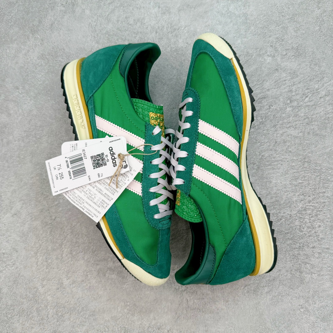 图片[3]-＃MF AD Wmns SL72 OG 系列德训足球风百搭低帮休闲运动板鞋 IE3427 Originals推出复古「T头鞋」造型的SL72鞋款复刻，有男女两款可选。男生款为SL72RS，鞋型挺立饱满，鞋底增加高度，采用麂皮与布面制作，符合复古氛围；女生款为SL72OGW，致敬经典款式，鞋身纤细，还原70年代设计，以绿色呈现，点缀金色细节。多款配色可选。「T 头鞋」这两年有多火大家见到了吧？明星、穿搭博主几乎人手一双，凭借复古味的外观，以及亲民的价格，同样成为了不少球鞋玩家日常上脚首选。近日 adidas Originals 将有「T 头鞋」造型的诞生于 1972 年的 SL72 鞋款复刻带回，各位买鞋又有新选择了。1972 年 SL72 问世后，引领了后来阿迪达斯的跑鞋发展方向，其中「SL」代表了 Super Light，彰显了产品轻便的特性。1972 年 SL72 问世后，引领了后来阿迪达斯的跑鞋发展方向，其中「SL」代表了 Super Light，彰显了产品轻便的特性。这次 adidas Originals 延续其轻质经典的基因，带来男女两款 SL72。男生款带来 SL72 RS 鞋型，RS 意为 Reshaped（重塑），鞋款在保留了经典的外观基础上，在尼龙材质里增加了填充物，使鞋型更加挺立和饱满，鞋头则更加圆润，鞋底的 EVA 材质则增加了鞋款的高度。女生款则带来 SL72 OG W 鞋型，OG 顾名思义则是致敬经典款式，相较于 RS（Reshaped）鞋款，鞋身更加纤细，其整体鞋身轮廓、线条、细节、材质上尊崇 70 年代 SL72 的设计，还原经典味道。尺码：36 36⅔ 37⅓ 38 38⅔ 39⅓ 40 40⅔ 41⅓ 42 42⅔ 43⅓ 44 44⅔ 45-选品中心