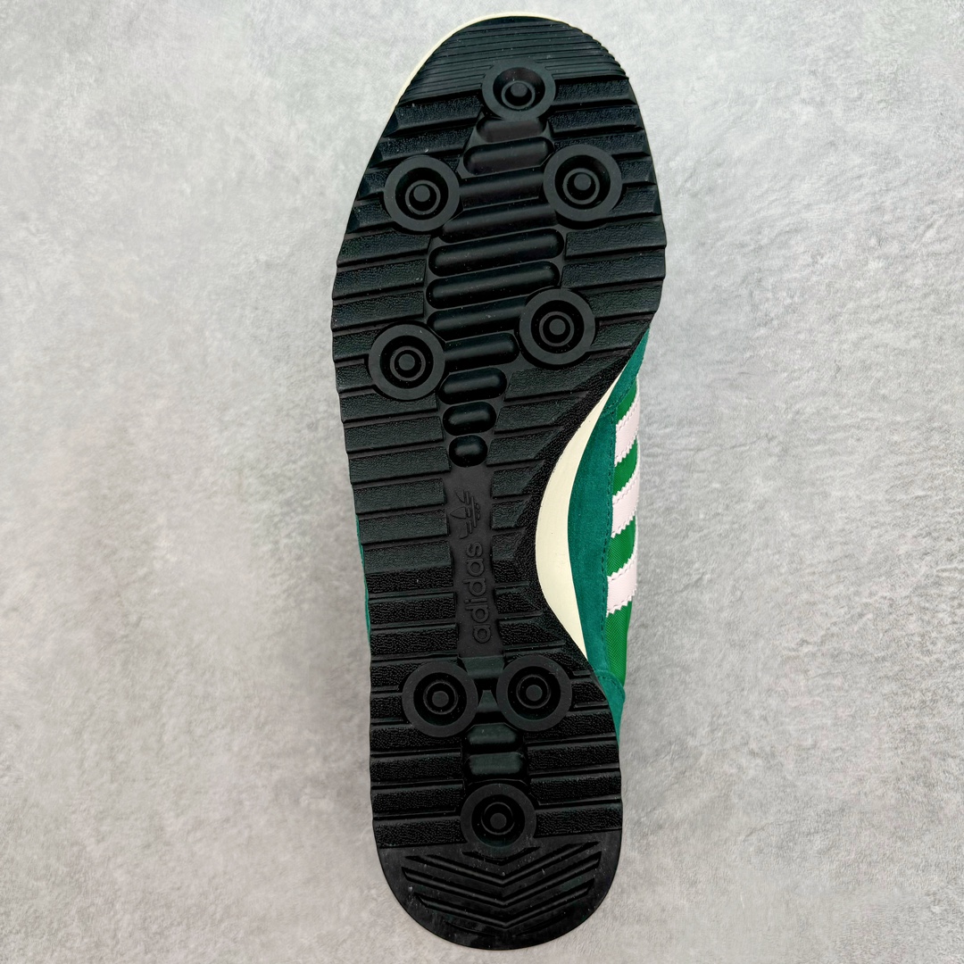 图片[9]-＃MF AD Wmns SL72 OG 系列德训足球风百搭低帮休闲运动板鞋 IE3427 Originals推出复古「T头鞋」造型的SL72鞋款复刻，有男女两款可选。男生款为SL72RS，鞋型挺立饱满，鞋底增加高度，采用麂皮与布面制作，符合复古氛围；女生款为SL72OGW，致敬经典款式，鞋身纤细，还原70年代设计，以绿色呈现，点缀金色细节。多款配色可选。「T 头鞋」这两年有多火大家见到了吧？明星、穿搭博主几乎人手一双，凭借复古味的外观，以及亲民的价格，同样成为了不少球鞋玩家日常上脚首选。近日 adidas Originals 将有「T 头鞋」造型的诞生于 1972 年的 SL72 鞋款复刻带回，各位买鞋又有新选择了。1972 年 SL72 问世后，引领了后来阿迪达斯的跑鞋发展方向，其中「SL」代表了 Super Light，彰显了产品轻便的特性。1972 年 SL72 问世后，引领了后来阿迪达斯的跑鞋发展方向，其中「SL」代表了 Super Light，彰显了产品轻便的特性。这次 adidas Originals 延续其轻质经典的基因，带来男女两款 SL72。男生款带来 SL72 RS 鞋型，RS 意为 Reshaped（重塑），鞋款在保留了经典的外观基础上，在尼龙材质里增加了填充物，使鞋型更加挺立和饱满，鞋头则更加圆润，鞋底的 EVA 材质则增加了鞋款的高度。女生款则带来 SL72 OG W 鞋型，OG 顾名思义则是致敬经典款式，相较于 RS（Reshaped）鞋款，鞋身更加纤细，其整体鞋身轮廓、线条、细节、材质上尊崇 70 年代 SL72 的设计，还原经典味道。尺码：36 36⅔ 37⅓ 38 38⅔ 39⅓ 40 40⅔ 41⅓ 42 42⅔ 43⅓ 44 44⅔ 45-选品中心