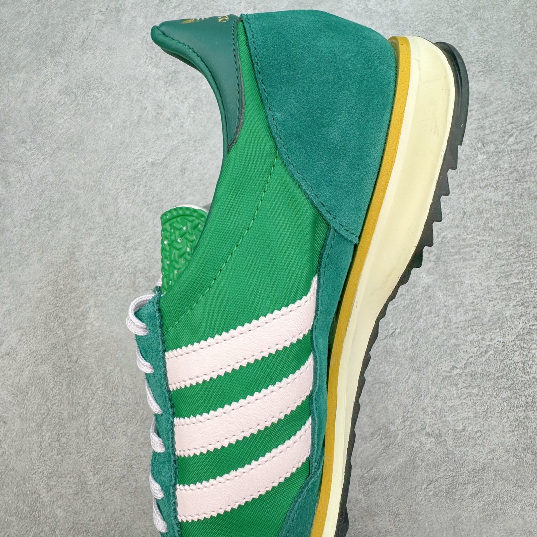 图片[7]-＃MF AD Wmns SL72 OG 系列德训足球风百搭低帮休闲运动板鞋 IE3427 Originals推出复古「T头鞋」造型的SL72鞋款复刻，有男女两款可选。男生款为SL72RS，鞋型挺立饱满，鞋底增加高度，采用麂皮与布面制作，符合复古氛围；女生款为SL72OGW，致敬经典款式，鞋身纤细，还原70年代设计，以绿色呈现，点缀金色细节。多款配色可选。「T 头鞋」这两年有多火大家见到了吧？明星、穿搭博主几乎人手一双，凭借复古味的外观，以及亲民的价格，同样成为了不少球鞋玩家日常上脚首选。近日 adidas Originals 将有「T 头鞋」造型的诞生于 1972 年的 SL72 鞋款复刻带回，各位买鞋又有新选择了。1972 年 SL72 问世后，引领了后来阿迪达斯的跑鞋发展方向，其中「SL」代表了 Super Light，彰显了产品轻便的特性。1972 年 SL72 问世后，引领了后来阿迪达斯的跑鞋发展方向，其中「SL」代表了 Super Light，彰显了产品轻便的特性。这次 adidas Originals 延续其轻质经典的基因，带来男女两款 SL72。男生款带来 SL72 RS 鞋型，RS 意为 Reshaped（重塑），鞋款在保留了经典的外观基础上，在尼龙材质里增加了填充物，使鞋型更加挺立和饱满，鞋头则更加圆润，鞋底的 EVA 材质则增加了鞋款的高度。女生款则带来 SL72 OG W 鞋型，OG 顾名思义则是致敬经典款式，相较于 RS（Reshaped）鞋款，鞋身更加纤细，其整体鞋身轮廓、线条、细节、材质上尊崇 70 年代 SL72 的设计，还原经典味道。尺码：36 36⅔ 37⅓ 38 38⅔ 39⅓ 40 40⅔ 41⅓ 42 42⅔ 43⅓ 44 44⅔ 45-选品中心