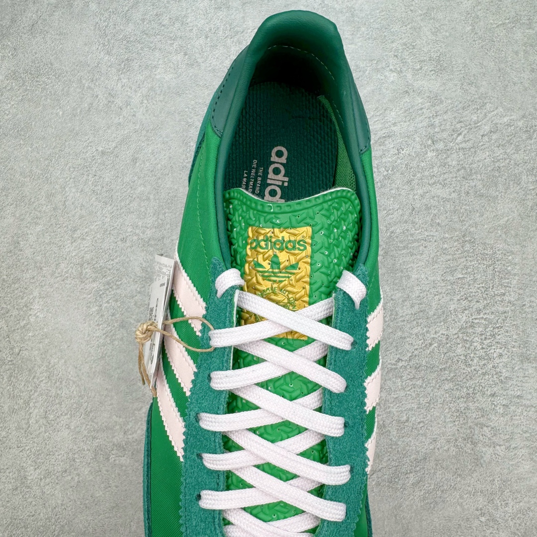 图片[5]-＃MF AD Wmns SL72 OG 系列德训足球风百搭低帮休闲运动板鞋 IE3427 Originals推出复古「T头鞋」造型的SL72鞋款复刻，有男女两款可选。男生款为SL72RS，鞋型挺立饱满，鞋底增加高度，采用麂皮与布面制作，符合复古氛围；女生款为SL72OGW，致敬经典款式，鞋身纤细，还原70年代设计，以绿色呈现，点缀金色细节。多款配色可选。「T 头鞋」这两年有多火大家见到了吧？明星、穿搭博主几乎人手一双，凭借复古味的外观，以及亲民的价格，同样成为了不少球鞋玩家日常上脚首选。近日 adidas Originals 将有「T 头鞋」造型的诞生于 1972 年的 SL72 鞋款复刻带回，各位买鞋又有新选择了。1972 年 SL72 问世后，引领了后来阿迪达斯的跑鞋发展方向，其中「SL」代表了 Super Light，彰显了产品轻便的特性。1972 年 SL72 问世后，引领了后来阿迪达斯的跑鞋发展方向，其中「SL」代表了 Super Light，彰显了产品轻便的特性。这次 adidas Originals 延续其轻质经典的基因，带来男女两款 SL72。男生款带来 SL72 RS 鞋型，RS 意为 Reshaped（重塑），鞋款在保留了经典的外观基础上，在尼龙材质里增加了填充物，使鞋型更加挺立和饱满，鞋头则更加圆润，鞋底的 EVA 材质则增加了鞋款的高度。女生款则带来 SL72 OG W 鞋型，OG 顾名思义则是致敬经典款式，相较于 RS（Reshaped）鞋款，鞋身更加纤细，其整体鞋身轮廓、线条、细节、材质上尊崇 70 年代 SL72 的设计，还原经典味道。尺码：36 36⅔ 37⅓ 38 38⅔ 39⅓ 40 40⅔ 41⅓ 42 42⅔ 43⅓ 44 44⅔ 45-选品中心