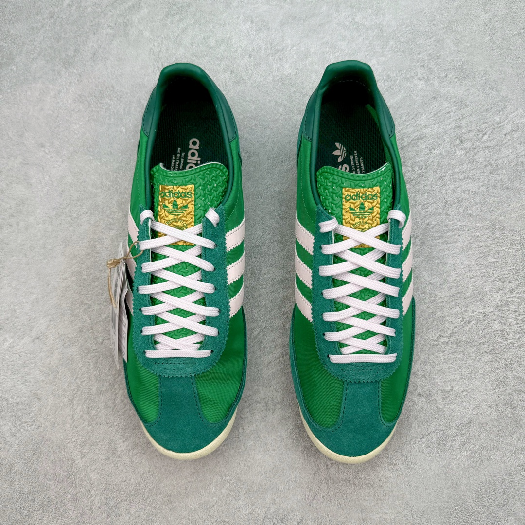 图片[2]-＃MF AD Wmns SL72 OG 系列德训足球风百搭低帮休闲运动板鞋 IE3427 Originals推出复古「T头鞋」造型的SL72鞋款复刻，有男女两款可选。男生款为SL72RS，鞋型挺立饱满，鞋底增加高度，采用麂皮与布面制作，符合复古氛围；女生款为SL72OGW，致敬经典款式，鞋身纤细，还原70年代设计，以绿色呈现，点缀金色细节。多款配色可选。「T 头鞋」这两年有多火大家见到了吧？明星、穿搭博主几乎人手一双，凭借复古味的外观，以及亲民的价格，同样成为了不少球鞋玩家日常上脚首选。近日 adidas Originals 将有「T 头鞋」造型的诞生于 1972 年的 SL72 鞋款复刻带回，各位买鞋又有新选择了。1972 年 SL72 问世后，引领了后来阿迪达斯的跑鞋发展方向，其中「SL」代表了 Super Light，彰显了产品轻便的特性。1972 年 SL72 问世后，引领了后来阿迪达斯的跑鞋发展方向，其中「SL」代表了 Super Light，彰显了产品轻便的特性。这次 adidas Originals 延续其轻质经典的基因，带来男女两款 SL72。男生款带来 SL72 RS 鞋型，RS 意为 Reshaped（重塑），鞋款在保留了经典的外观基础上，在尼龙材质里增加了填充物，使鞋型更加挺立和饱满，鞋头则更加圆润，鞋底的 EVA 材质则增加了鞋款的高度。女生款则带来 SL72 OG W 鞋型，OG 顾名思义则是致敬经典款式，相较于 RS（Reshaped）鞋款，鞋身更加纤细，其整体鞋身轮廓、线条、细节、材质上尊崇 70 年代 SL72 的设计，还原经典味道。尺码：36 36⅔ 37⅓ 38 38⅔ 39⅓ 40 40⅔ 41⅓ 42 42⅔ 43⅓ 44 44⅔ 45-选品中心